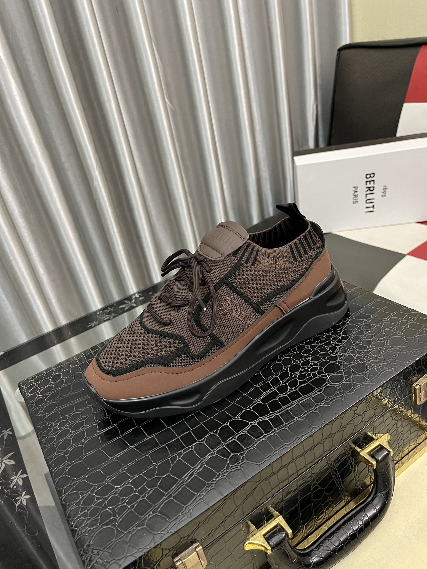 NO:621111,Berlut* Shadow men's sports shoes. This pair of socks is made of lightweight and extremely tough knitted fabric and high-density fly weaving. It is matched with the signature calfskin embryo hand-rubbed and color-changing process to restore the ZP double-layered brand logo on the feet. The interior is smooth and comfortable, with the original code!  Exclusive private model outsole. Size38-46,,sneakers,cowhide,socks19860909布鲁提 Berlut* Shadow男士运动鞋履 ,这双袜子鞋用轻盈且极富韧性的针织面料,高密度飞织制成,搭配招牌的小牛皮皮胚手工擦色改色工艺,还原ZP双层品牌logo垫脚 内里平整舒适 ,原版标码！独家私模大底. Size38-46,,sneakers,cowhide,socks,Men's shoes