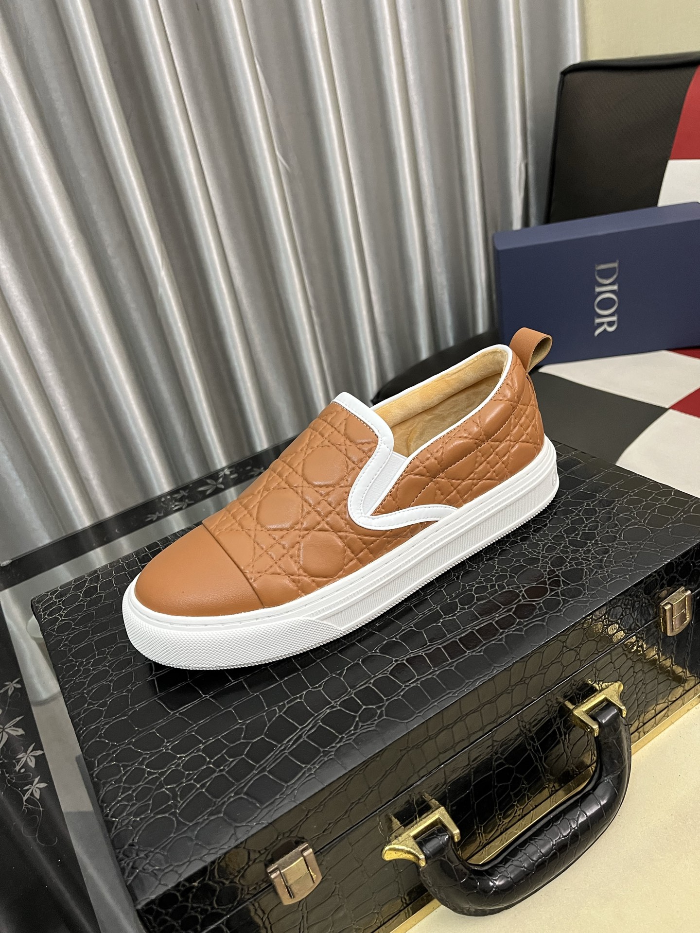 出厂价:270⌚️⌚️【迪奥】Walk ‘n’Dior休闲鞋,采用质感厚实,白色橡胶底,鞋面纯棉刺绣,彰显个性,鞋舌和鞋带采用Christian Dior标志装饰。 水柒羊皮内里,牛皮垫脚。 码数:38-444️⃣色可选