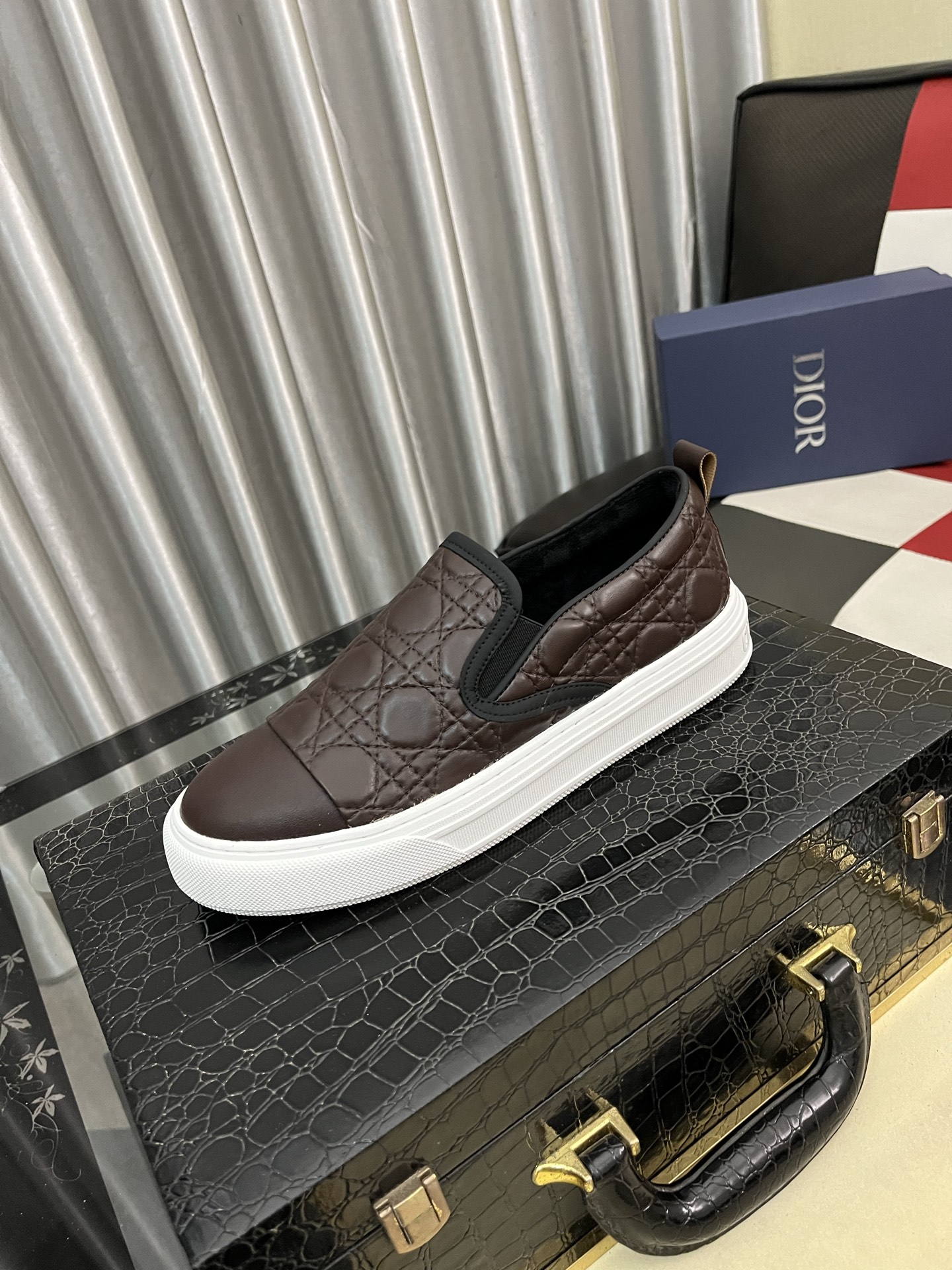 出厂价:270⌚️⌚️【迪奥】Walk ‘n’Dior休闲鞋,采用质感厚实,白色橡胶底,鞋面纯棉刺绣,彰显个性,鞋舌和鞋带采用Christian Dior标志装饰。 水柒羊皮内里,牛皮垫脚。 码数:38-444️⃣色可选