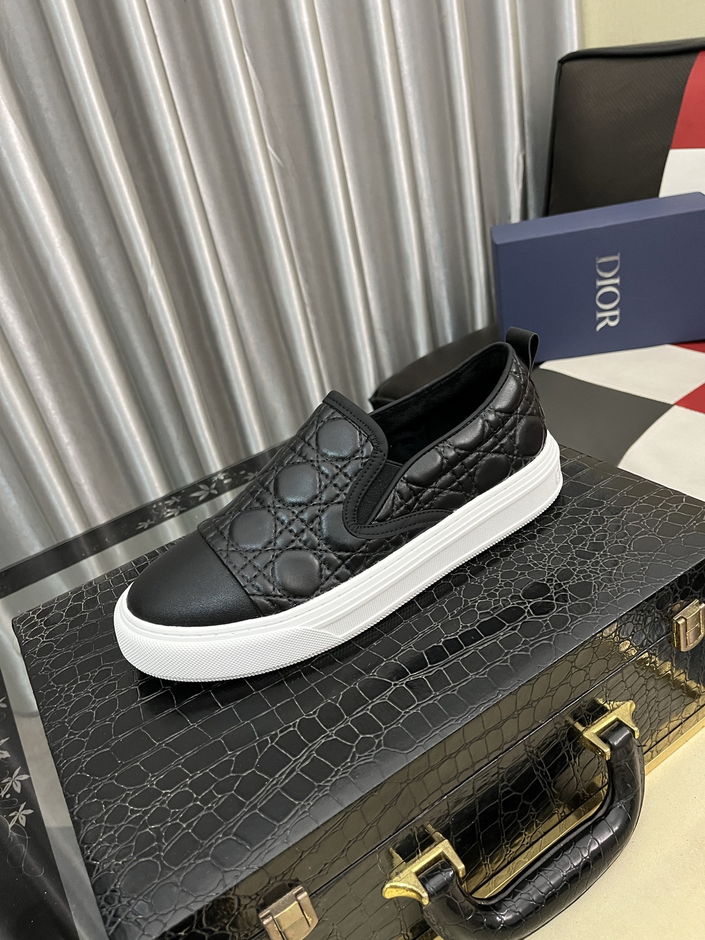 NO:621308,[Dior] Walk ‘n’ Dior casual shoes, made of thick texture, white rubber sole, pure cotton embroidery on the upper, highlighting personality, tongue and shoelaces decorated with Christian Dior logo. Sheepskin lining, cowhide feet. Sizes 38-444 colors available, dior, dior, cowhide, sheepskin19860909【迪奥】Walk ‘n’Dior休闲鞋,采用质感厚实,白色橡胶底,鞋面纯棉刺绣,彰显个性,鞋舌和鞋带采用Christian Dior标志装饰. 水柒羊皮内里,牛皮垫脚. 码数38-444色可选,,dior,dior,cowhide,sheepskin,Men's shoes