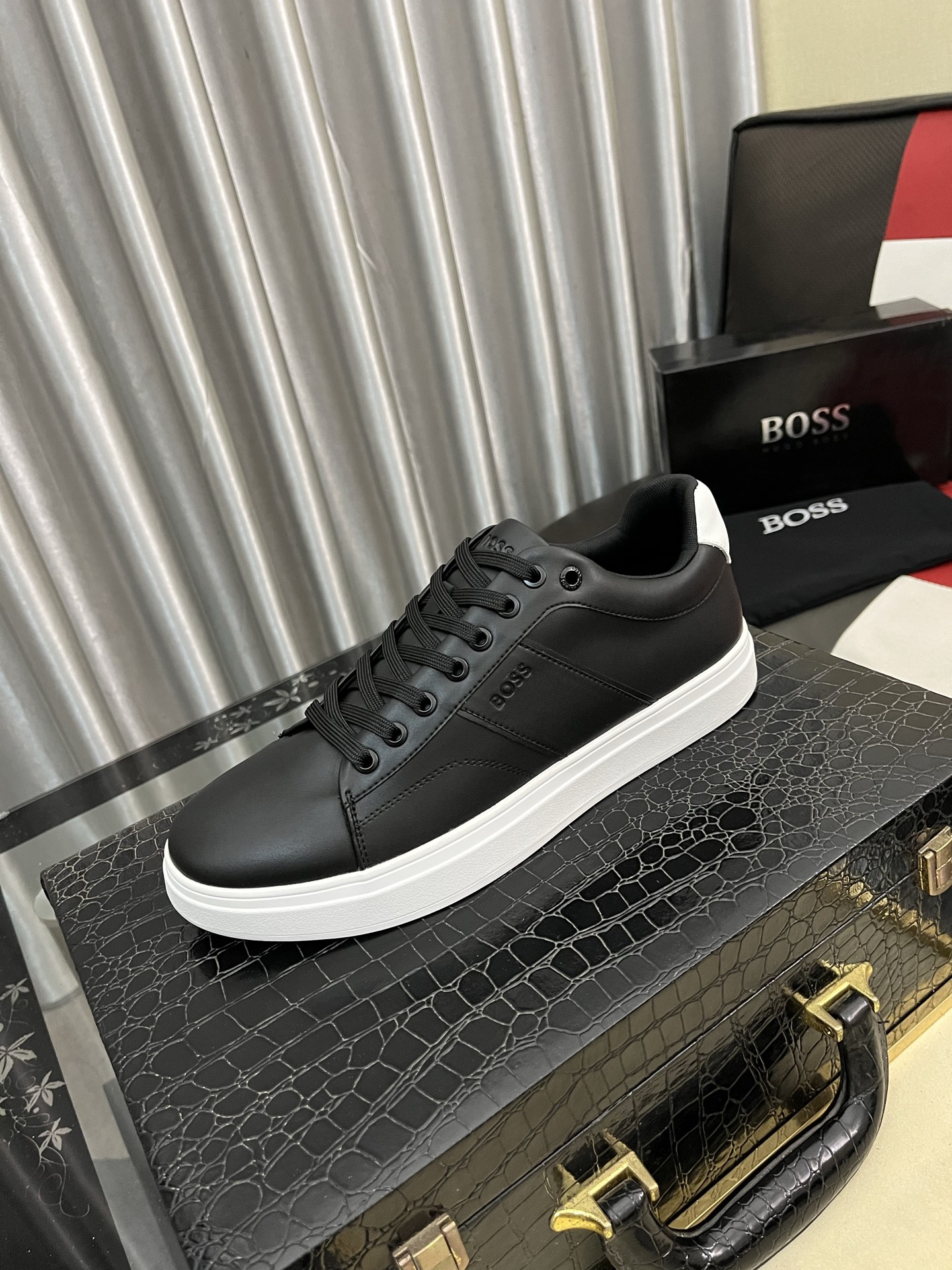 NO:621310,[BOOS] Men's casual shoes are made of original quality uppers made of imported calfskin, super breathable and comfortable, with fine workmanship and high-end atmosphere. They have a fashionable model shape. The foamed transparent wear-resistant outsole is comfortable to wear and worth owning. Available in 38-444 colors, cowhide19860909【BOOS】男鞋休闲鞋原单品质鞋面采用进口小牛皮,超透气舒适内里做工精细,高端大气.有时尚典范造型.发泡透明耐磨大底,穿着舒适,值得拥有.码数38–444色可选,,cowhide,Men's shoes