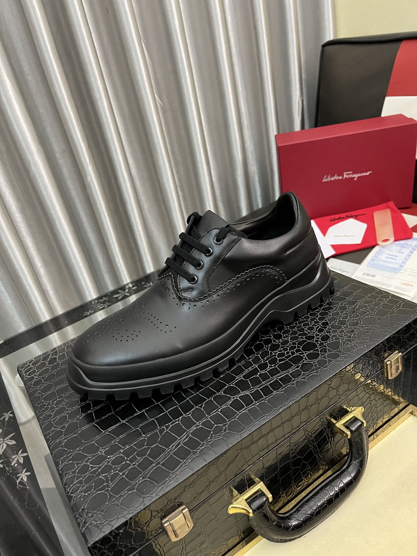 NO:621312,[Salvatore Ferragamo] Ferragamo’s latest casual business leather shoes for men!  Listed simultaneously!  The fabric is made of specially imported original open-edge beaded calfskin, and the interior is made of imported water-dyed cowhide. It is absolutely luxurious and leads the fashion trend. Available in sizes 38-444, louis vuitton, ferragamo, ferragamo, cowhide19860909【Salvatore Ferragamo】菲拉格慕 男士最新款休闲商务皮鞋！同步上市！面料采用专用进口原版开边珠小牛皮,内里采用进口水染牛皮,绝对的奢华打造,引领时尚潮流.配码38-444款可选,,louis vuitton,ferragamo,ferragamo,cowhide,Men's shoes