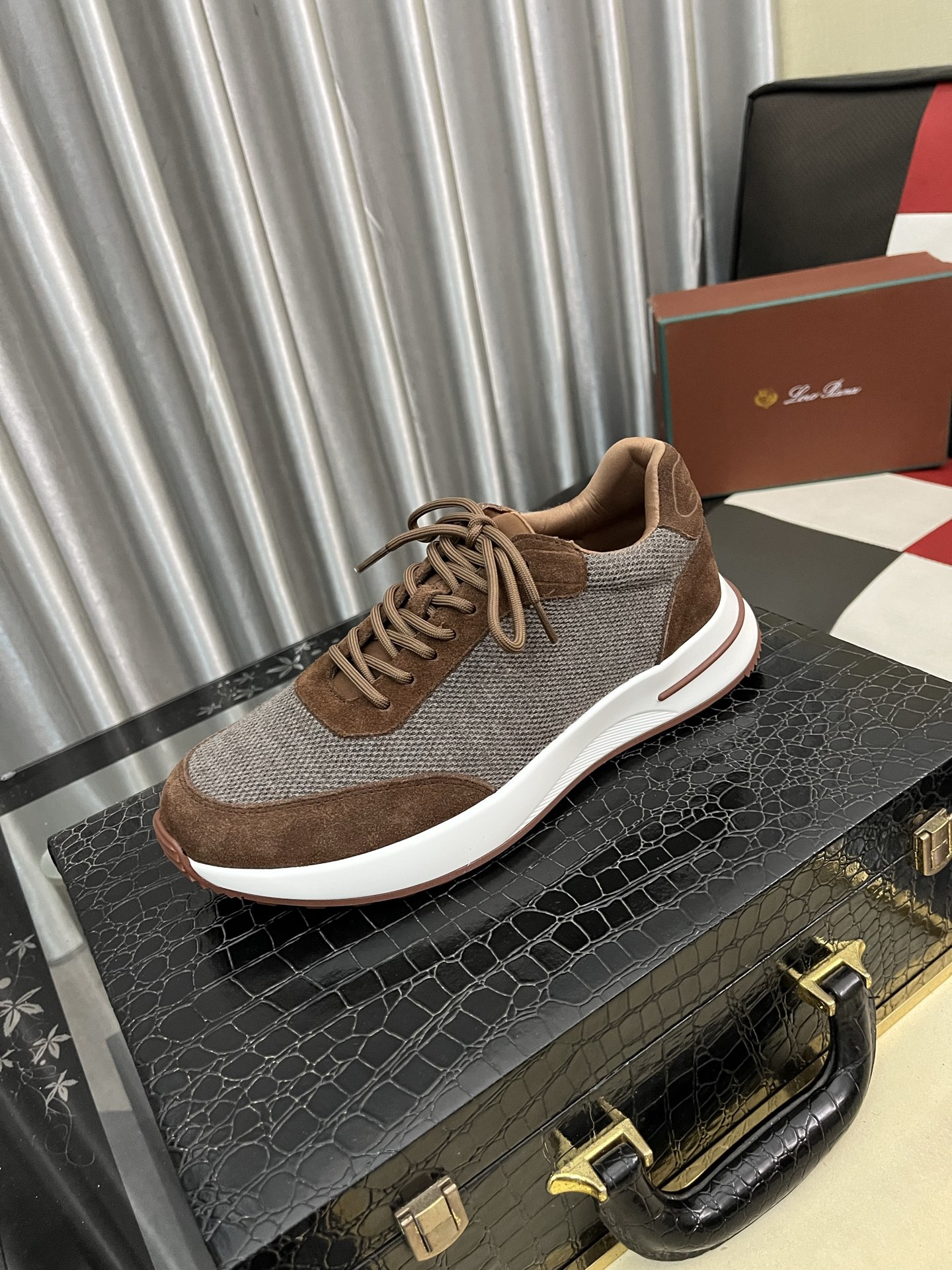 NO:621314,LP~. A must-have casual shoe for trendy men. Original brand imported from Italy, imported original leather, pig lining (refuses to discolor and grind the feet). Original factory special air cushion sole, French lazy style design, close to the foot, original quality, super comfortable original sole. Size 38-443 colors available, loro piana19860909LP～.休闲鞋潮男必备款 意大利进口原版品牌,进口原版皮,猪里（拒绝脱色磨脚）鞋底原厂特供原版气垫底,法国懒人风格设计 贴脚 在贴原单品质 超舒服原版底 .码数38-443色可选,,loro piana,Men's shoes