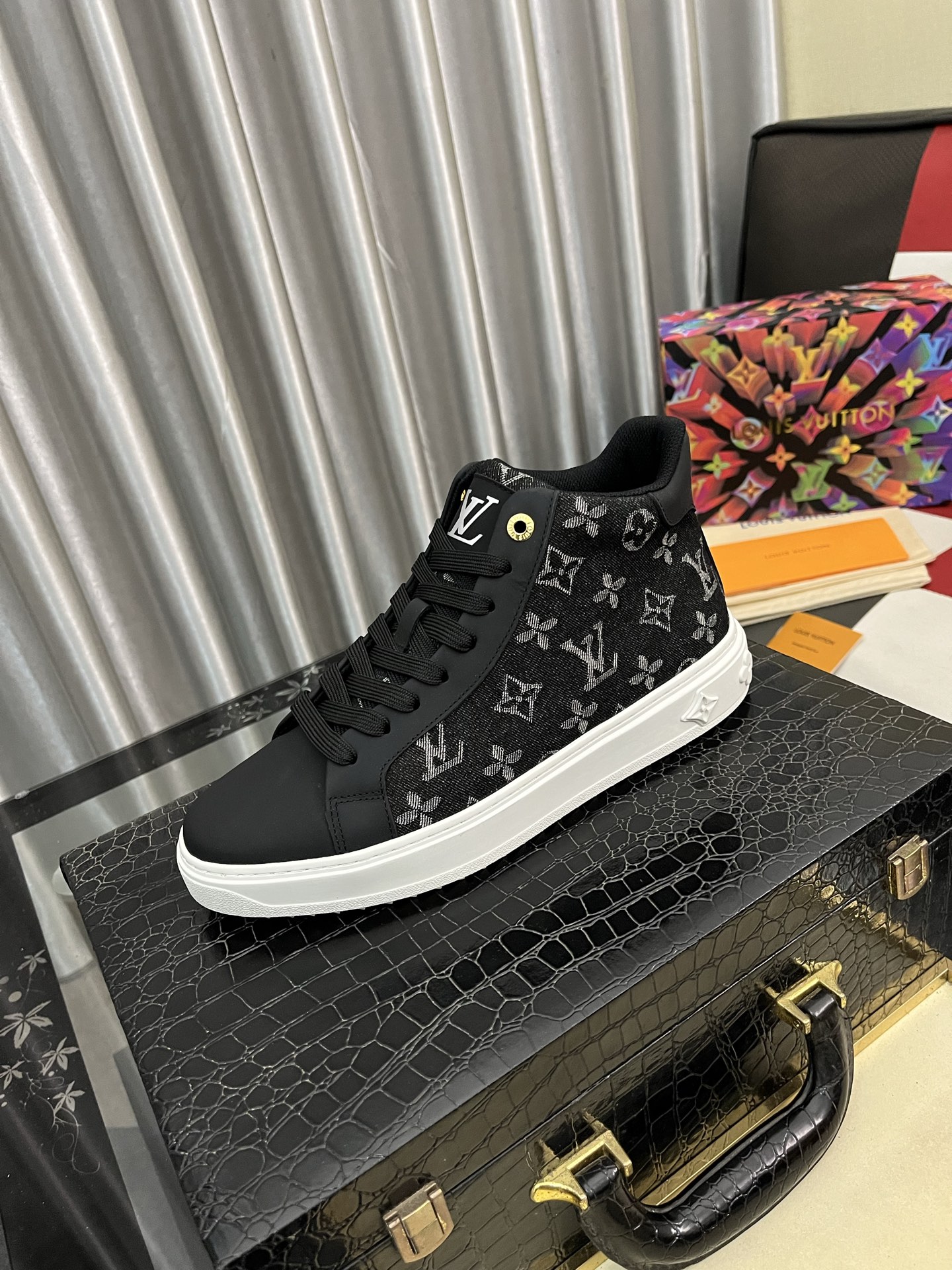 NO:621300,Louis vuitton/LV Louis Vuitton 》Original quality. ~ Unique modern style sports shoes. A must-have for trendy men's casual shoes. Original brand imported from Italy, imported original leather, sheep lining (refuse to discolor and grind feet) soles are specially made by the original factory, French lazy style design. Fits the feet. Original quality. Super comfortable original sole. Size 38-444 colors available, louis vuitton, louis vuitton, louis vuitton, sneakers19860909Louis vuitton/LV 路易威登 》原单品质.～ 独特现代风运动鞋.休闲鞋潮男必备款 意大利进口原版品牌,进口原版皮,羊里（拒绝脱色磨脚）鞋底原厂特供原版底,法国懒人风格设计 贴脚 在贴原单品质 超舒服原版底 .码数38-444色可选,,louis vuitton,louis vuitton,louis vuitton,sneakers,Men's shoes