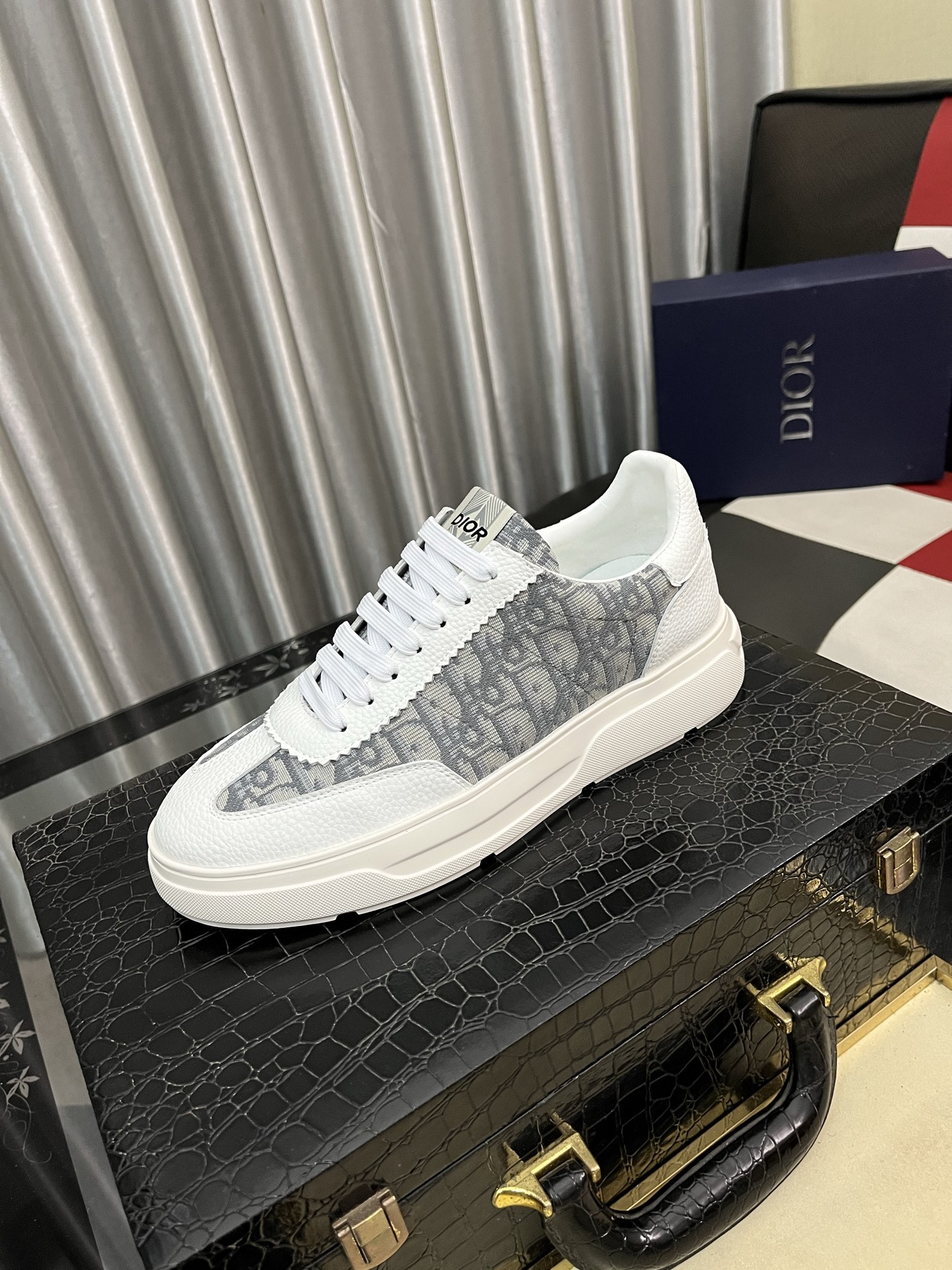 出厂价:280⌚️⌚️【Dior】迪奥新款男士真皮休闲鞋,市面最高版本 、欢迎任意对比🆚!原版皮料质感极佳,超上档次!意大利进口胎羊网内里,可拆式垫!奢华用料、精细做工,极力推荐入手!码数:38-444⃣️色可选