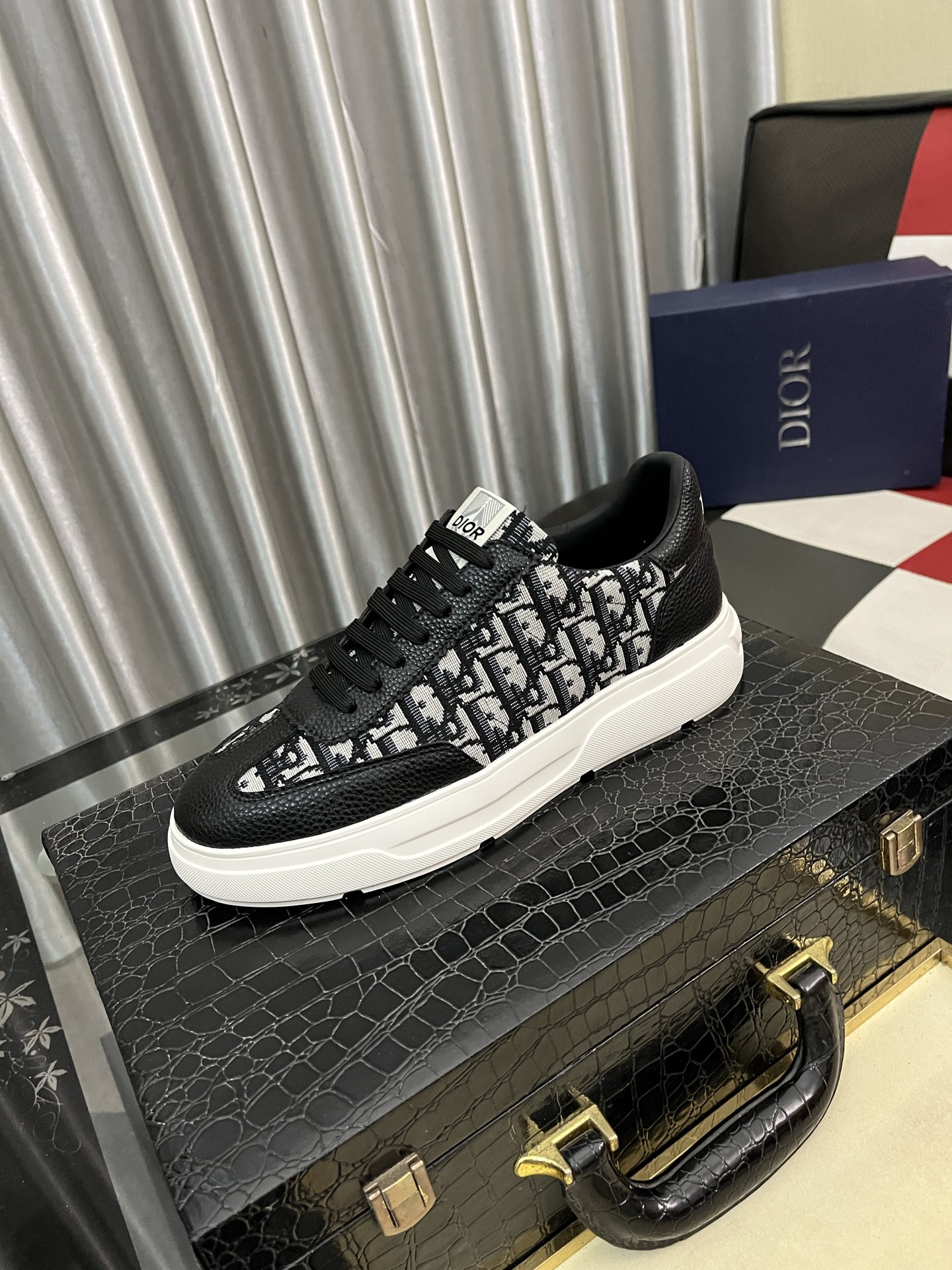 出厂价:280⌚️⌚️【Dior】迪奥新款男士真皮休闲鞋,市面最高版本 、欢迎任意对比🆚!原版皮料质感极佳,超上档次!意大利进口胎羊网内里,可拆式垫!奢华用料、精细做工,极力推荐入手!码数:38-444⃣️色可选