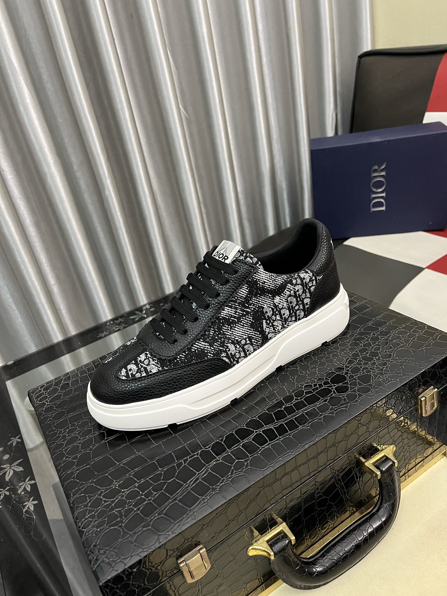 NO:621304,[Dior] Dior's new men's genuine leather casual shoes, the highest version on the market, any comparison is welcome!  The original leather has excellent texture and is super high-grade!  Fetal sheep net lining imported from Italy, removable pad!  Luxurious materials and fine workmanship, highly recommended!  Size 38-444 colors available, dior, dior19860909【Dior】迪奥新款男士真皮休闲鞋,市面最高版本 、欢迎任意对比！原版皮料质感极佳,超上档次！意大利进口胎羊网内里,可拆式垫！奢华用料、精细做工,极力推荐入手！码数38-444色可选,,dior,dior,Men's shoes