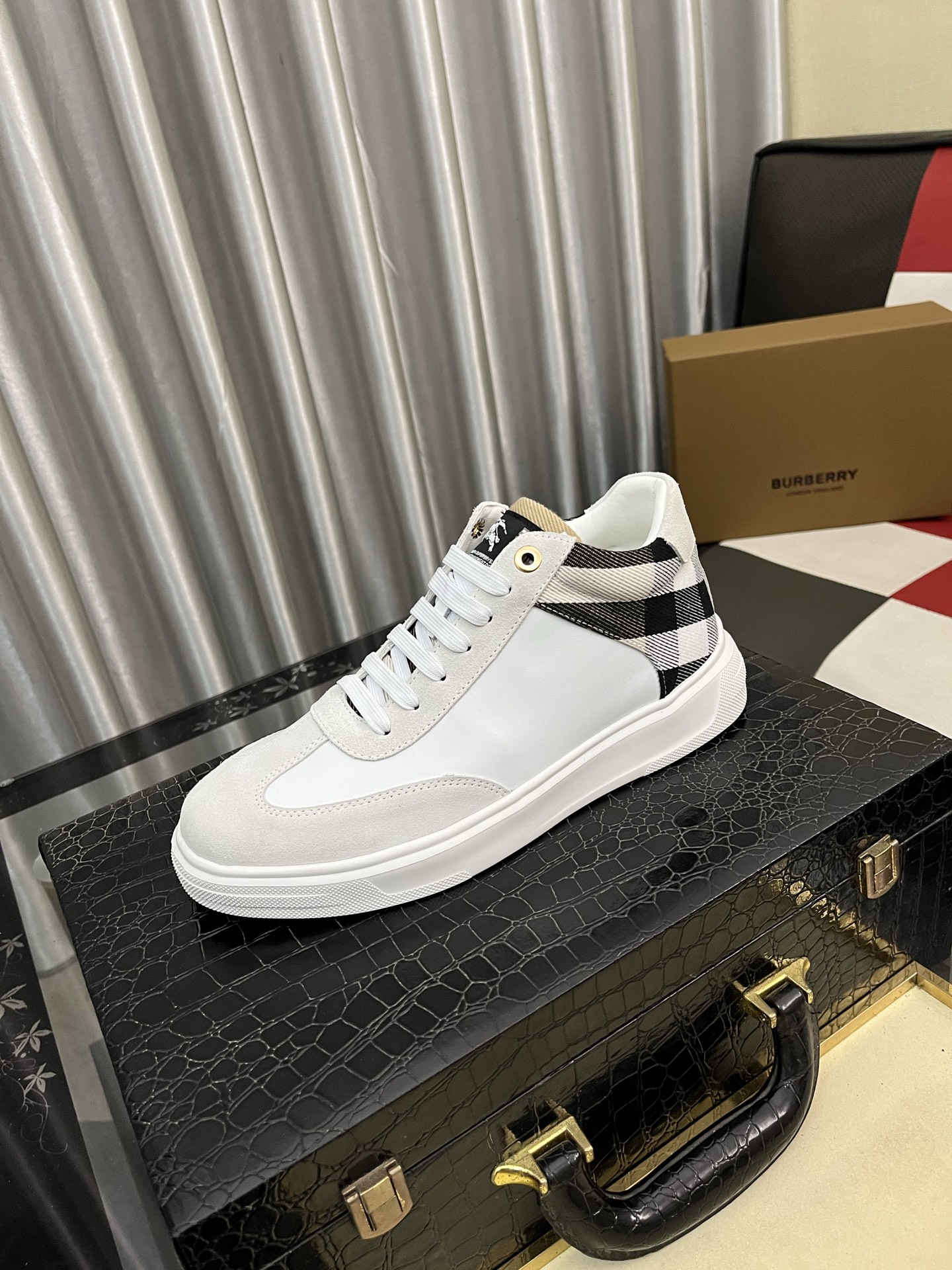 出厂价：280⌚️⌚️《 巴宝莉BURBDRRY》  最新•爆款休闲鞋，顶端品牌[勾引]奢侈～代购，鞋面選用进口牛皮拼接布原版材质➕高端皮里（•）精细做工。原版个性时尚柔软橡膠耐磨大底，上脚轻巧舒适，38-442⃣️色可选