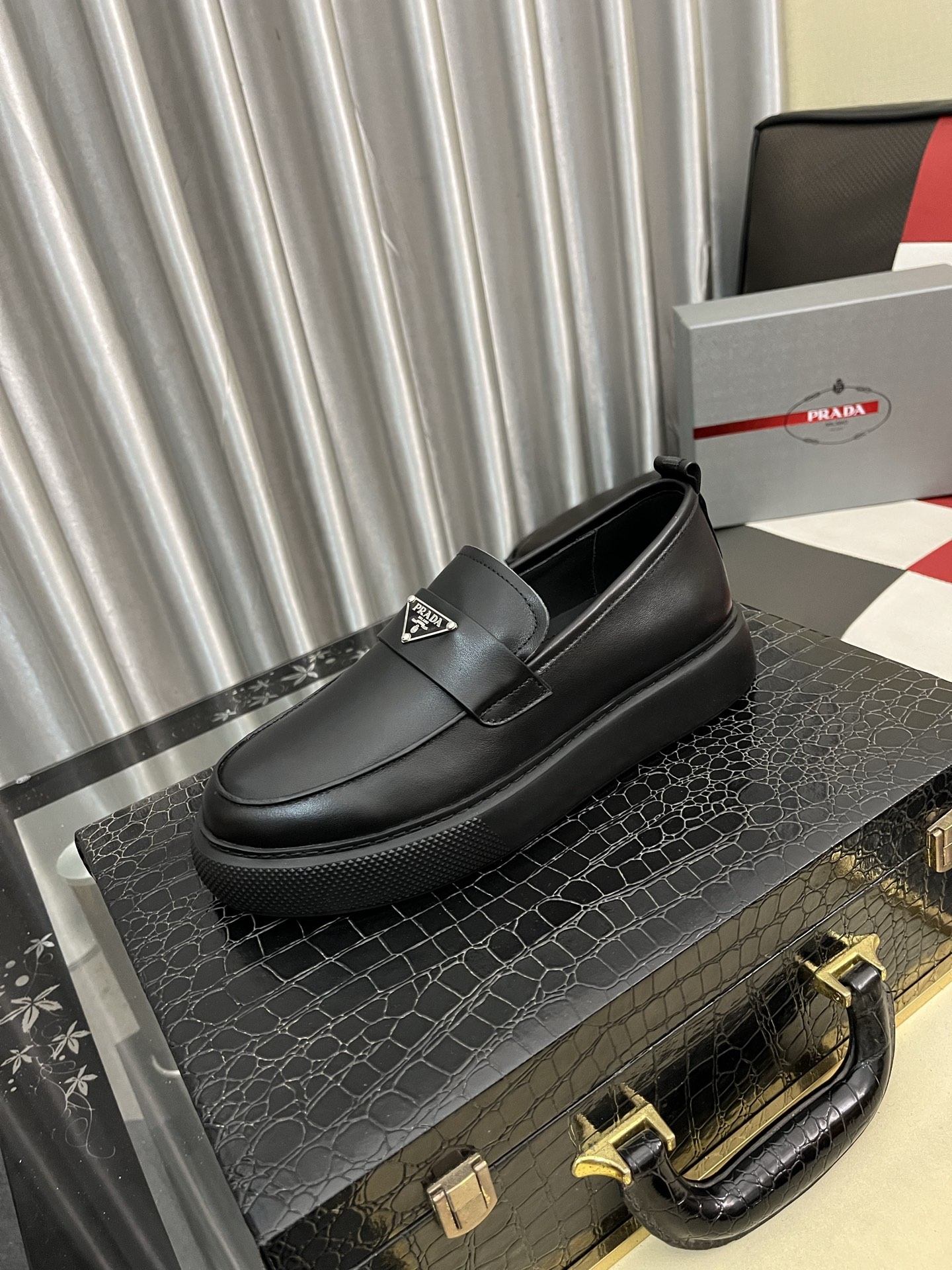NO:621428,[PRADA] Prada casual shoes, original 1:1 development, high mercerized cowhide fabric with imported cowhide, silk sheepskin lining, rubber outsole, comfortable and soft upper foot, size 38-443 colors available, prada, prada, cowhide, sheepskin19860909【PRADA】普拉达休闲鞋,原版1比1开发,面料高丝光牛猄配进口牛皮,内里丝绸羊皮,大底橡胶,上脚舒适柔软,码数38-443色可选,,prada,prada,cowhide,sheepskin,Men's shoes