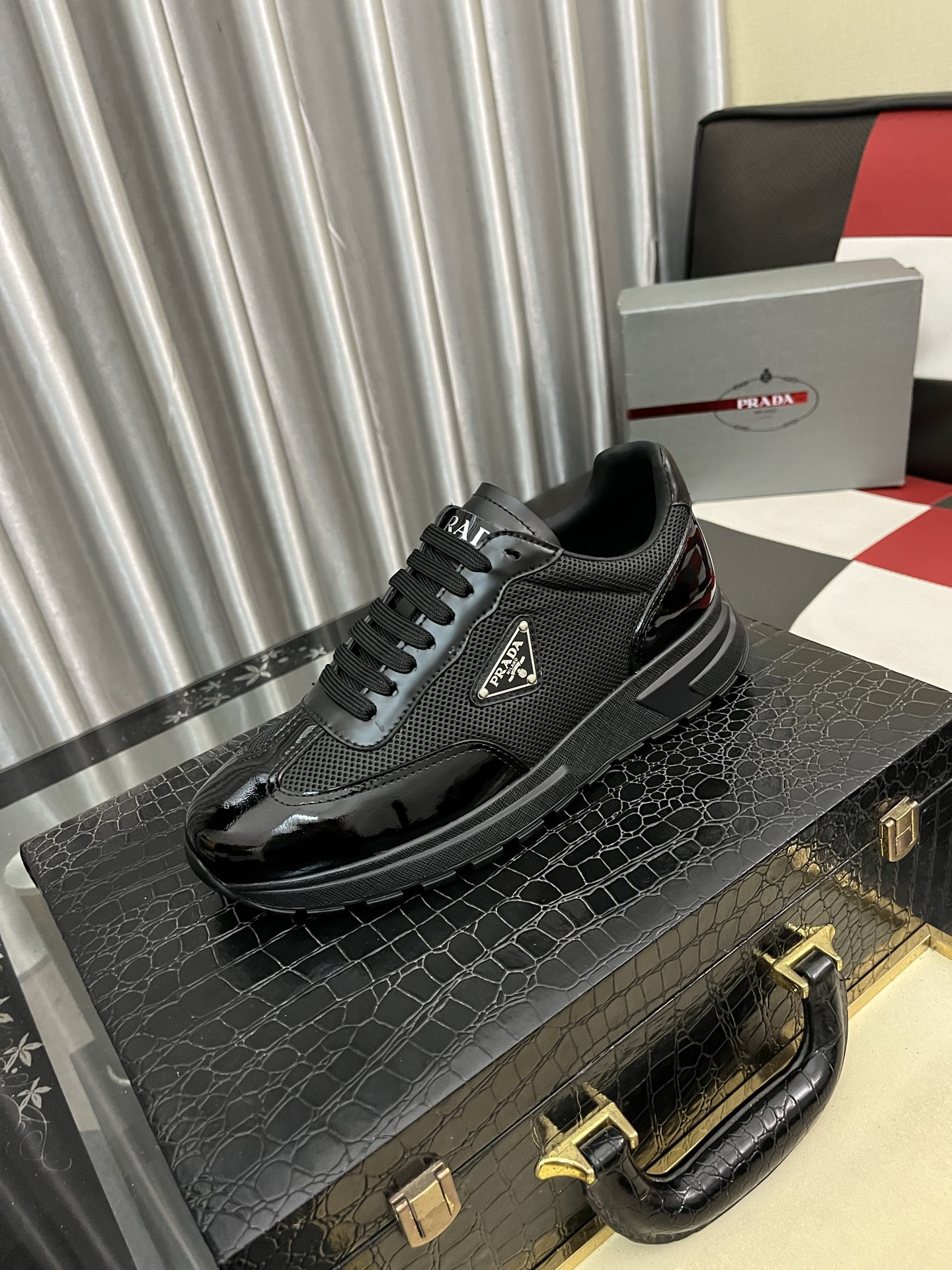 NO:621431,[PRADA] Prada casual shoes, original 1:1 development, high mercerized cowhide fabric with imported cowhide, silk sheepskin lining, rubber outsole, comfortable and soft on the foot, size 38-442 colors available, prada, prada, cowhide, sheepskin19860909【PRADA】普拉达休闲鞋,原版1比1开发,面料高丝光牛猄配进口牛皮,内里丝绸羊皮,大底橡胶,上脚舒适柔软,码数38-442色可选,,prada,prada,cowhide,sheepskin,Men's shoes