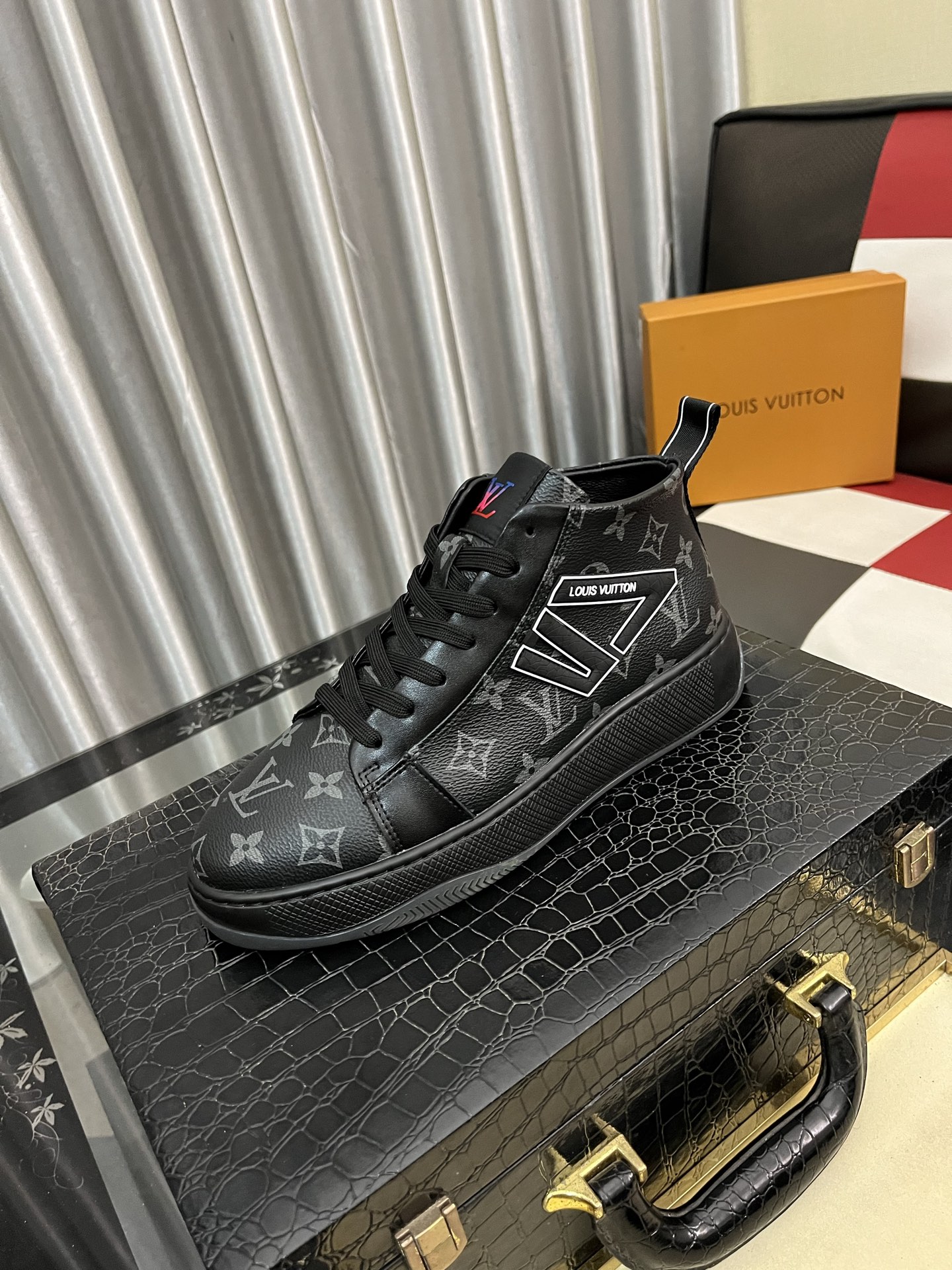 NO:621434,'Louis vuitton/LV Louis Vuitton' original order quality.~ Unique modern style sports shoes. A must-have for trendy men's casual shoes. Original brand imported from Italy, imported original leather, cow lining (refuse to discolor and grind feet) soles are specially provided by the original factory, French lazy style design, fit the feet and stick to the original order quality. Super comfortable original sole. Size 38-443 colors available, louis vuitton, louis vuitton, louis vuitton, sneakers19860909《 Louis vuitton/LV 路易威登 》原单品质.～ 独特现代风运动鞋.休闲鞋潮男必备款 意大利进口原版品牌,进口原版皮,牛里（拒绝脱色磨脚）鞋底原厂特供原版底,法国懒人风格设计 贴脚 在贴原单品质 超舒服原版底 .码数38-443色可选,,louis vuitton,louis vuitton,louis vuitton,sneakers,Men's shoes