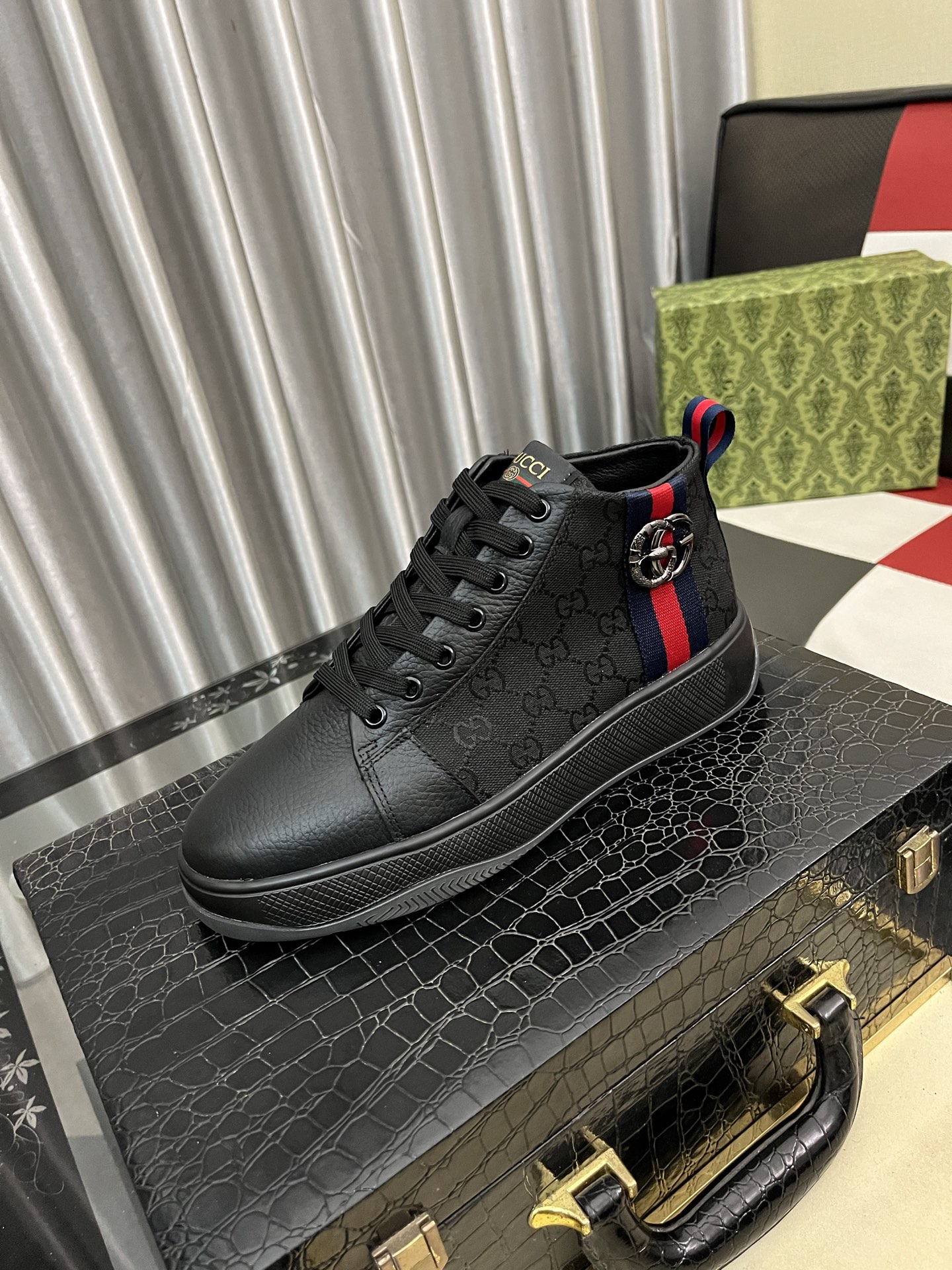 NO:621437,[Gucci] New casual shoes. Exclusively molded to customize the style. The fabric is made of cowhide imported from Italy, with genuine leather and breathable lining. Exclusively molded to customize the outsole to be wear-resistant and non-slip. Counter-level version, perfect match, on-foot effect, exquisite workmanship. Number of sizes: 38-444 colors available,,cowhide19860909［古奇］新款休闲鞋.独家开模定制风格,面料采用意大利进口牛皮,真皮透气内里.独家开模定制大底耐磨防滑.专柜级别版型,完美搭配、上脚效果,车工精湛.码数38-444色可选,,cowhide,Men's shoes