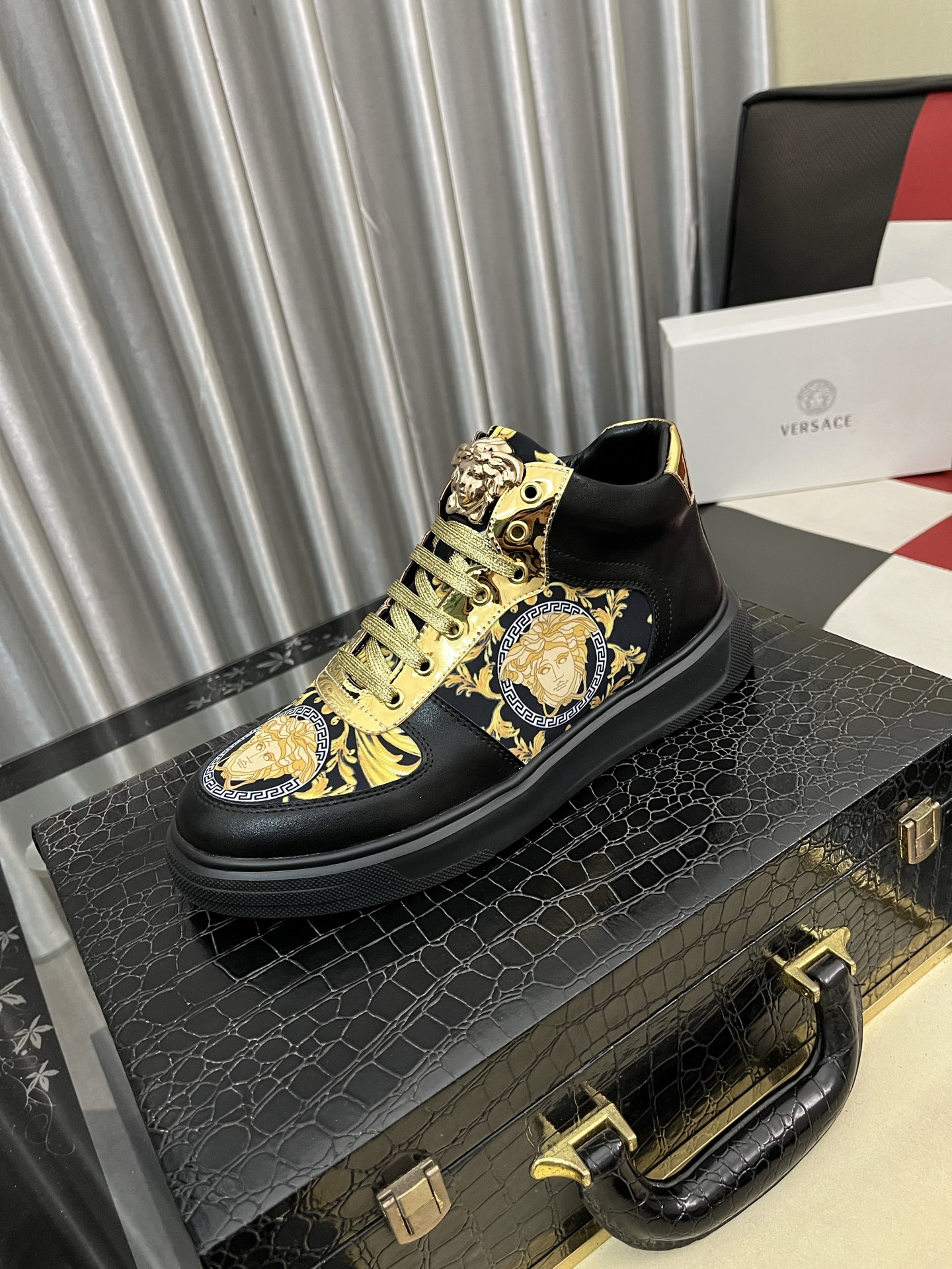 NO:639479,'Versace' men's new high-top latest popular casual shoes, top brand [seduce] luxury [strong] upper is made of imported brand printed fabric + cowhide, breathable lining + pigskin feet () fine workmanship. Personalized fashionable wear-resistant outsole, size 38-442 colors available, versace, cowhide19860909《范思哲》 男士高帮新款最新爆款休闲鞋,顶端品牌[勾引]奢侈[强]鞋面選用进口品牌印花面料+牛皮,透气内里+猪皮垫脚（）精细做工.个性时尚耐磨大底,码数38-442色可选,,versace,cowhide,Men's shoes