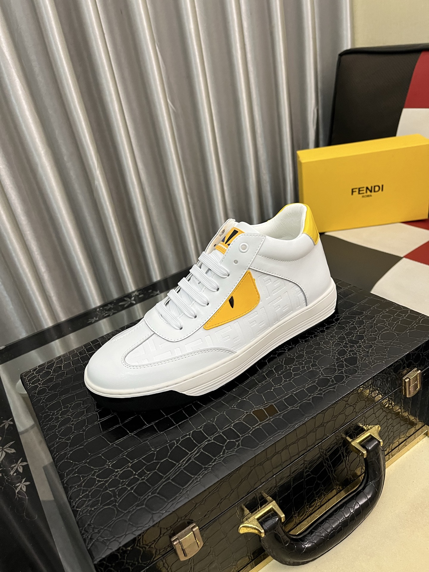 出厂价:280⌚️⌚️【Fendi】芬迪 男士最新款休闲鞋!专柜同步上市!原版一比一复刻。全进口头层小牛皮鳄鱼纹🐊制面,内里采用头层水染牛皮,原版原厂特供橡胶大底。引领时尚新概念。配码:38-442️⃣色可选