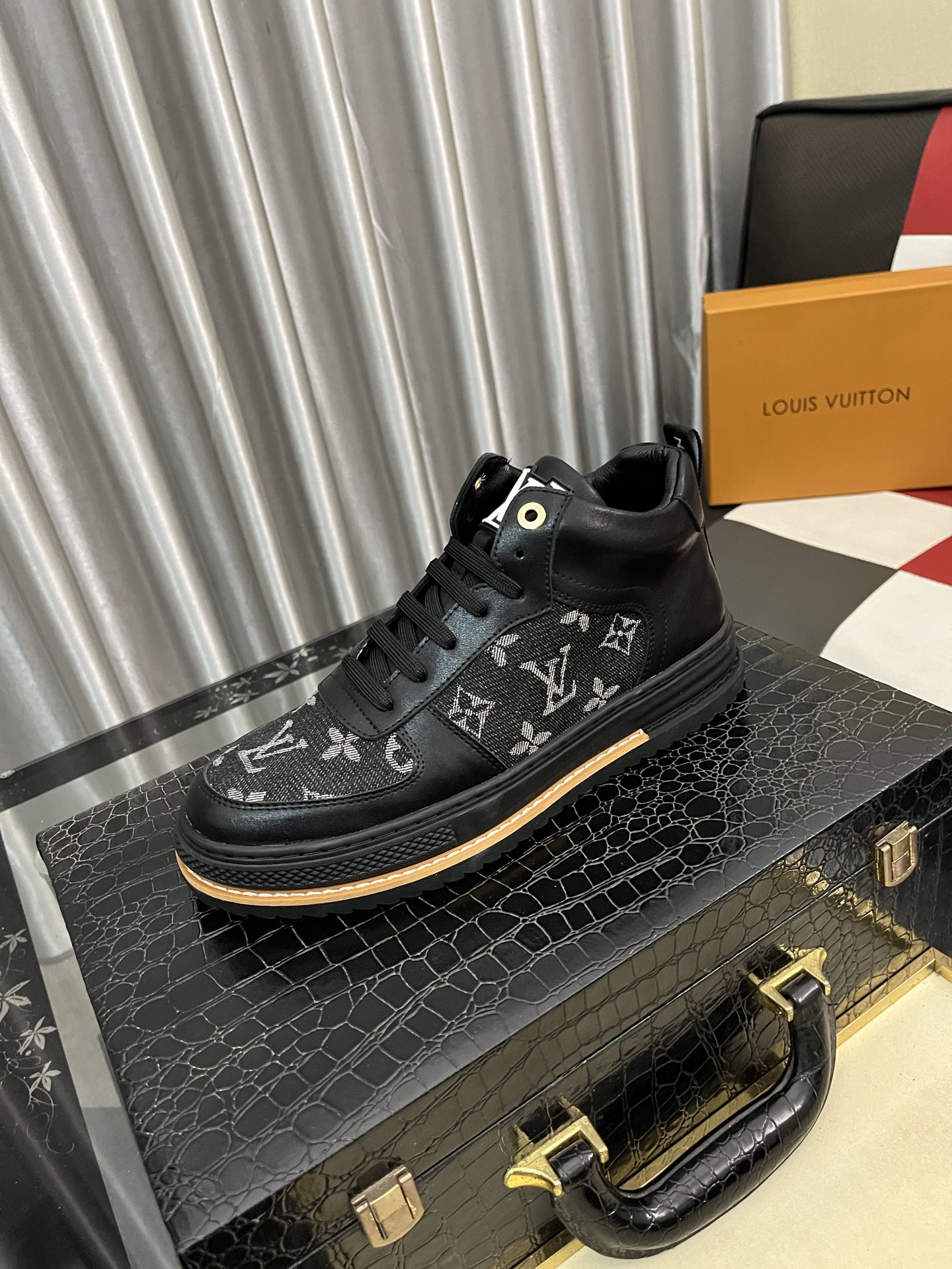 NO:639482,'Louis vuitton/LV Louis Vuitton' original order quality. ~ Unique modern style sports shoes. A must-have for trendy men's casual shoes. Original brand imported from Italy, imported original leather, cowhide (refuse to discolor and grind feet) soles are specially provided by the original factory, French lazy style design, close to the feet, original order quality, super comfortable original sole. Size 38-442 colors available, louis vuitton, louis vuitton, louis vuitton, sneakers19860909《 Louis vuitton/LV 路易威登 》原单品质.～ 独特现代风运动鞋.休闲鞋潮男必备款 意大利进口原版品牌,进口原版皮,牛里（拒绝脱色磨脚）鞋底原厂特供原版底,法国懒人风格设计 贴脚 在贴原单品质 超舒服原版底 .码数38-442色可选,,louis vuitton,louis vuitton,louis vuitton,sneakers,Men's shoes