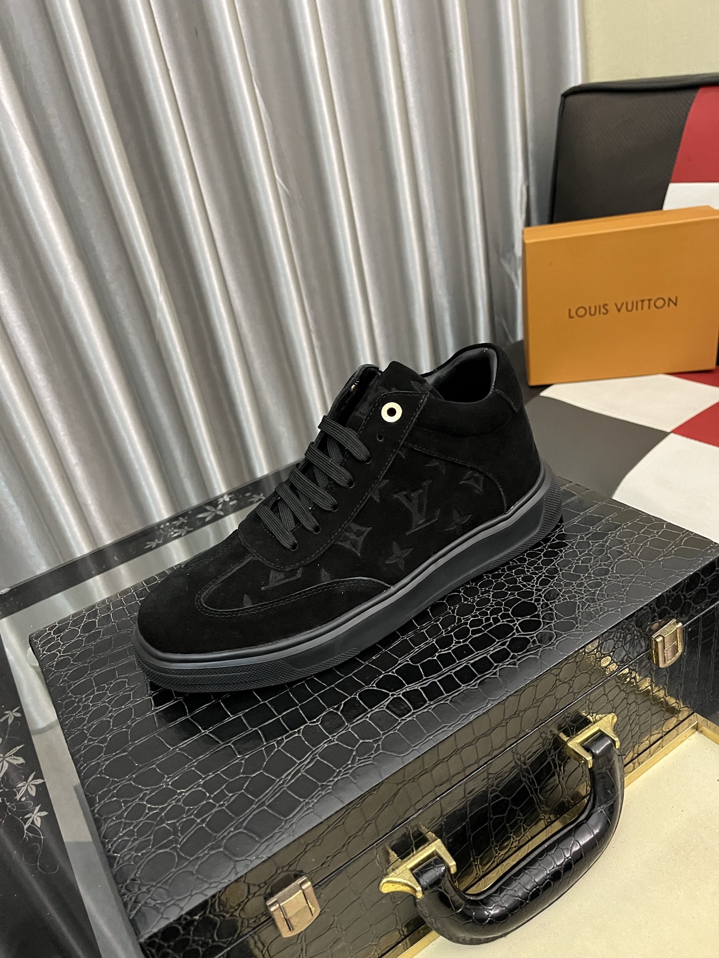 NO:639484,'Louis vuitton/LV Louis Vuitton' original order quality.~ Unique modern style sports shoes. A must-have for trendy men's casual shoes. Original brand imported from Italy, imported original leather, cow lining (refuse to discolor and grind feet) soles are specially provided by the original factory, French lazy style design, fit the feet and stick to the original order quality. Super comfortable original sole. Size 38-443 colors available, louis vuitton, louis vuitton, louis vuitton, sneakers19860909《 Louis vuitton/LV 路易威登 》原单品质.～ 独特现代风运动鞋.休闲鞋潮男必备款 意大利进口原版品牌,进口原版皮,牛里（拒绝脱色磨脚）鞋底原厂特供原版底,法国懒人风格设计 贴脚 在贴原单品质 超舒服原版底 .码数38-443色可选,,louis vuitton,louis vuitton,louis vuitton,sneakers,Men's shoes