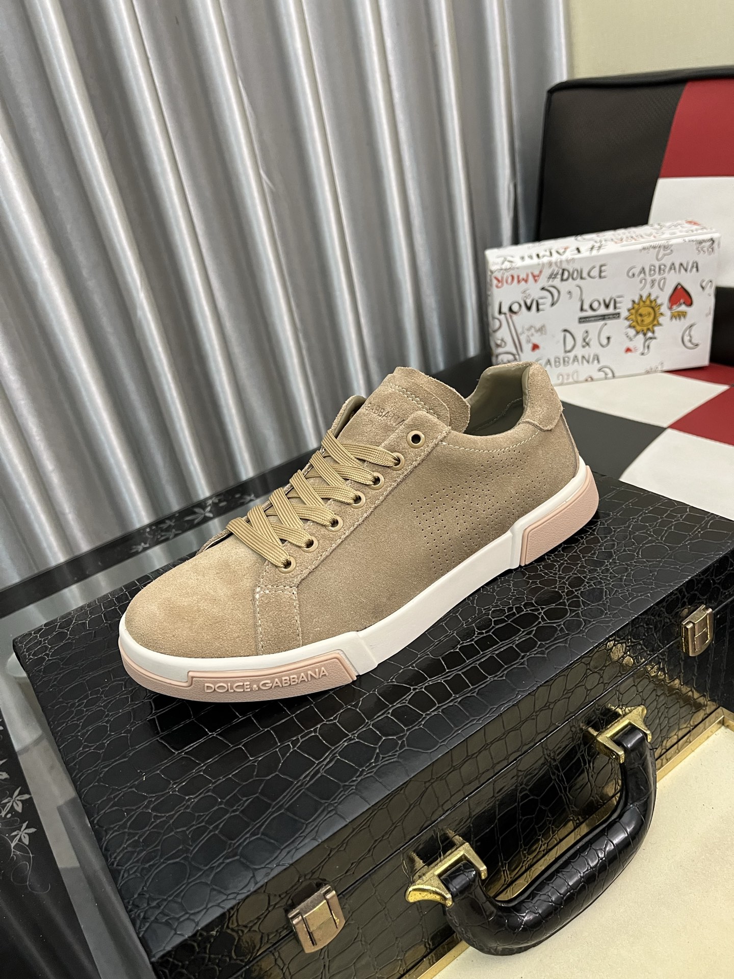 NO:639486,[DG~] Men's casual shoes are on sale at the z cabinet at the same time. The upper is made of cowhide spliced ​​fabric and mesh lining, which is comfortable and breathable. The original sole is comfortable and wear-resistant. The real thing is better when photographed. Number of yards: 38-46,,cowhide19860909【DG～】男士休闲鞋 z柜同步发售 鞋面选用牛皮拼接布料网布内里,舒适透气,鞋底原版舒适耐磨大底,实物拍摄实物更赞码数:38-46,,cowhide,Men's shoes