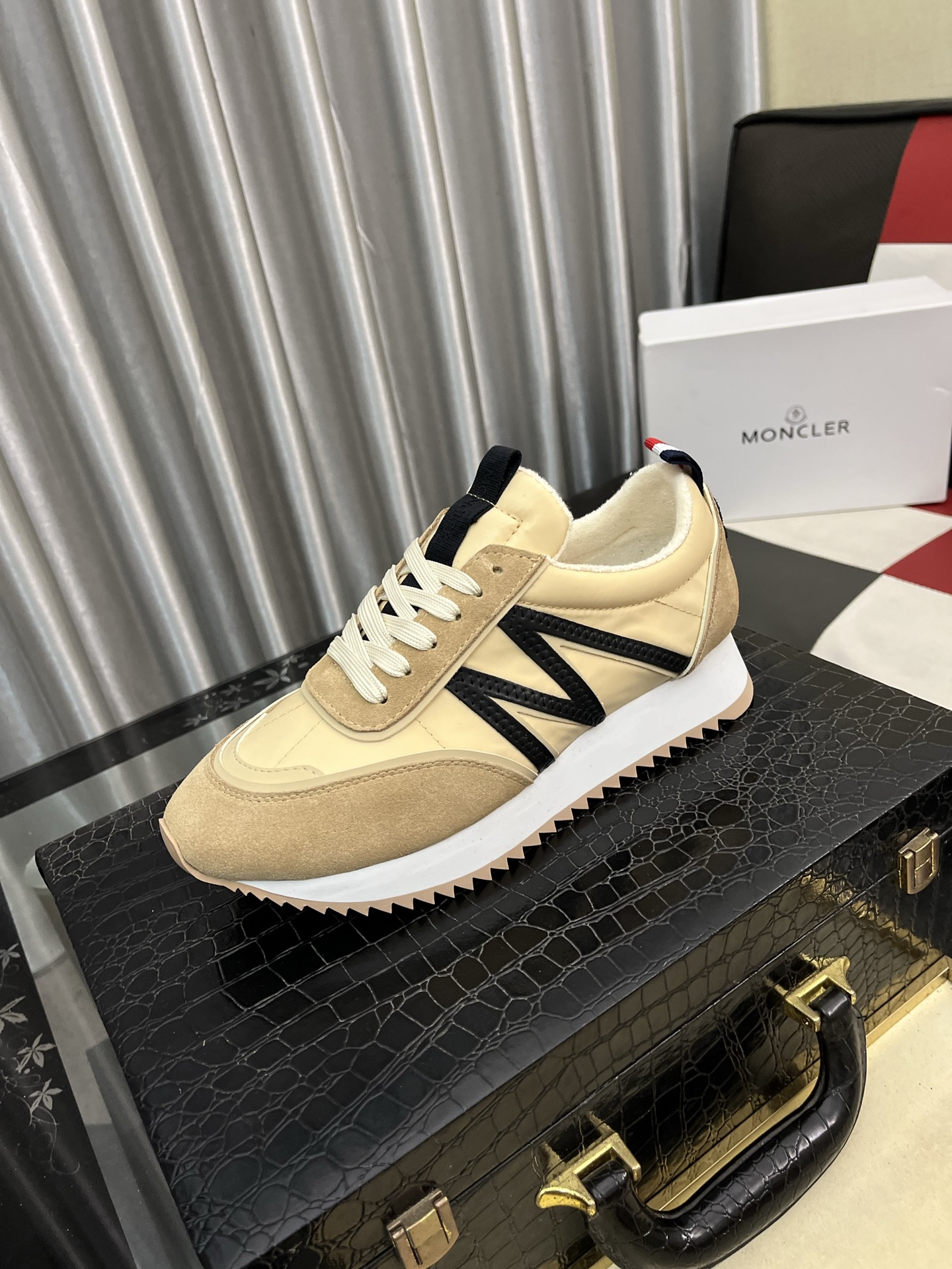 NO:639490,[Moncler~] Men's casual shoes 2025z cabinet simultaneous sale Size 36-46 # 1 color uppers are made of multi-material splicing genuine leather lining, comfortable and breathable, original soles are comfortable and wear-resistant outsole, the real thing is better when photographed, Moncler19860909【蒙口～】男士休闲鞋 2025z柜同步发售 码数36-46 # 1个颜色鞋面选用多材质拼接真皮内里,舒适透气,鞋底原版舒适耐磨大底,实物拍摄实物更赞,,Moncler,Men's shoes