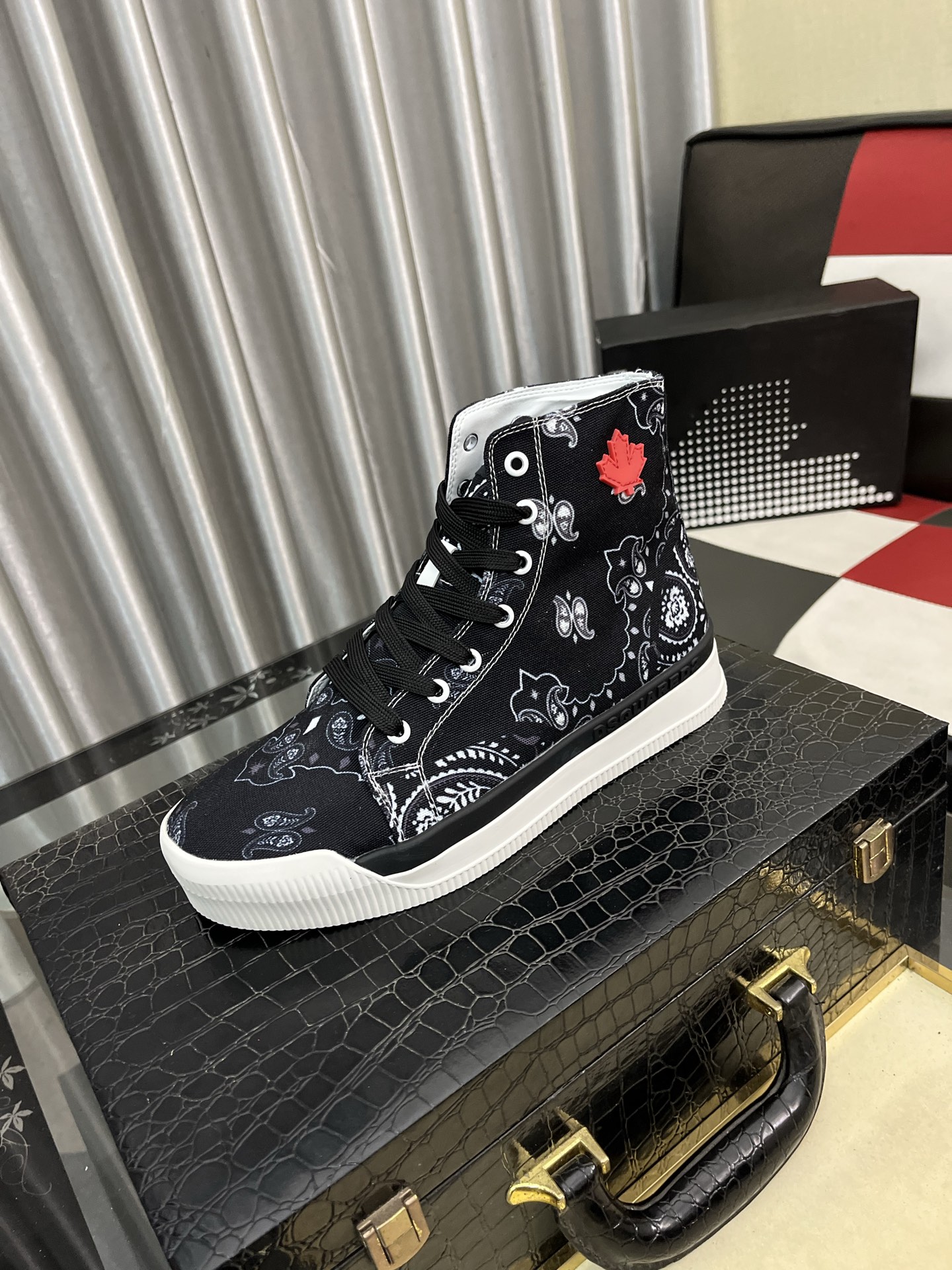 NO:639492,[D2~] Men's casual shoes are on sale simultaneously in z-cabinets. Sizes: 36-46#. The uppers in 4 colors are made of multi-material spliced ​​genuine leather lining, which is comfortable and breathable. The original soles are comfortable and wear-resistant. The real ones are better when photographed in person.19860909【D2～】男士休闲鞋 z柜同步发售 码数:36-46# 4个颜色鞋面选用多材质拼接真皮内里,舒适透气,鞋底原版舒适耐磨大底,实物拍摄实物更赞,,Men's shoes