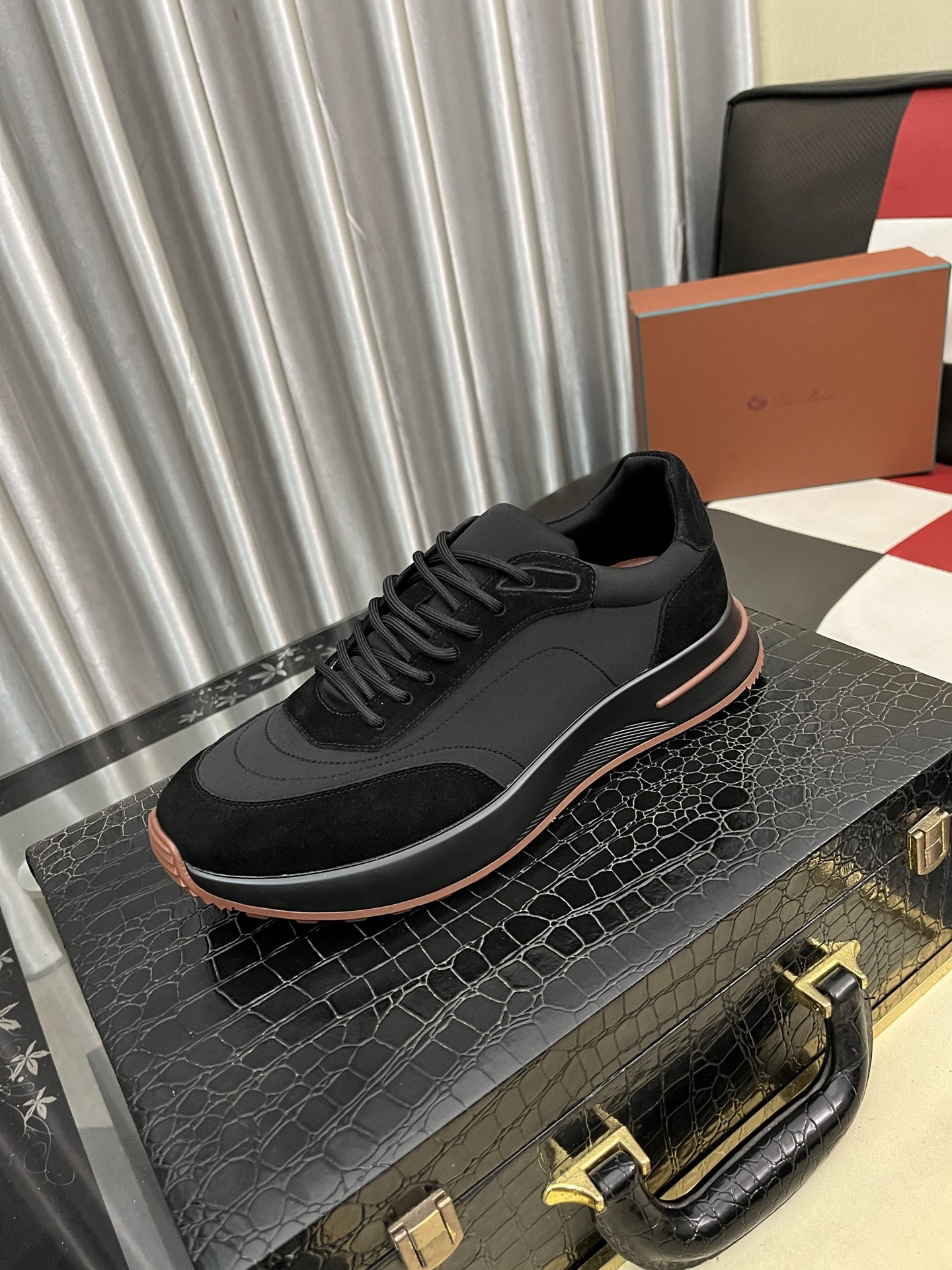 NO:639589,Lor* Pian* - Noyo Pianya LP classic jogging shoes, men's lace-up casual shoes and sneakers, original imported calfskin, original sheepskin lining. Suitable for outdoor leisure, the color is young and energetic, and it looks great with sportswear or casual suits!  Size 38-45, custom-made 45, loro piana, sneakers, business suit, cowhide, sheepskin19860909Lor* Pian* —诺优翩雅 LP 经典款慢跑鞋,男士系带休闲鞋运动鞋,原版进口小牛皮,原版羊皮内里.户外休闲均可,配色年轻又有活力,搭配运动装或休闲西装都超赞！ 码数38-45,定做45,,loro piana,sneakers,business suit,cowhide,sheepskin,Men's shoes