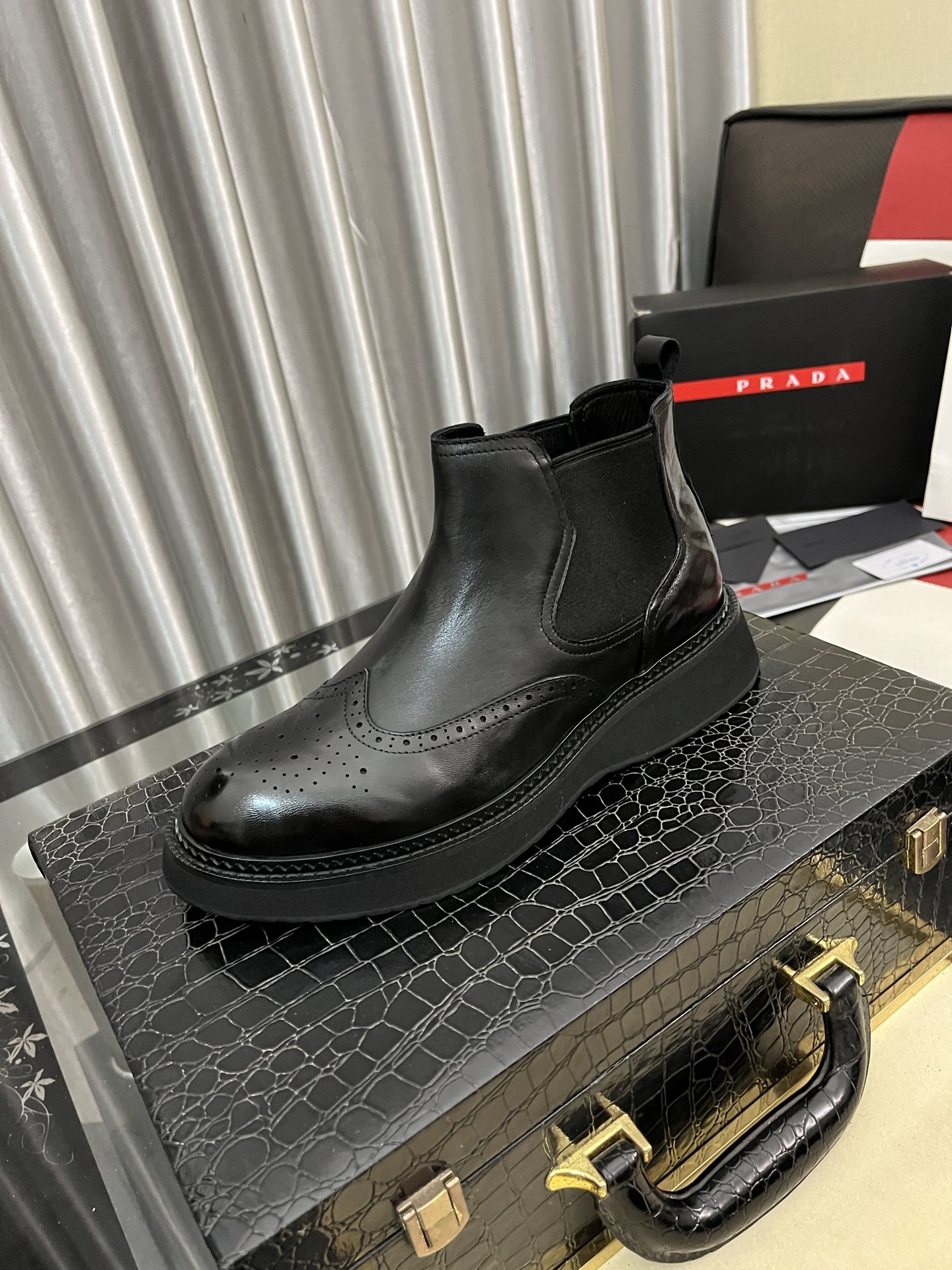 NO:639591,PRADA's top version of Prada's new high-top casual leather shoes. Original purchase and development. Prada men's classic series. Technological breathable fabrics with cowhide. Casual sports shoes. Casual sports dad shoes combine high-tech breathable materials with cowhide. P's exclusive button decoration on the side. The outsole is full of P italic design and bright colors to show vitality and continue the brand design inspiration. Walk lightly in the city and feel unrestricted and comfortable. Delivered in exquisite packaging. The fabric is original customized calfskin with breathable material.  Cow leather lining and warm velvet lining cow leather feet. Outsole is made of TPU foam material. Bottom thickness is 3.5CM. Size Men's 38-45, prada, prada, sneakers, cowhide19860909PRADA 顶级版本 普拉达高帮新款休闲皮鞋 原版购入开发 做货 普拉达家男士经典系列 科技透气面料搭配牛皮 休闲运动鞋 休闲之履运动老爹鞋结合高科技透气材质与牛皮,侧面P家专属纽扣装饰 大底满满P斜体设计和鲜艳色彩展现活力,延续品牌设计灵感.轻盈漫步都市,感受无拘舒适. 配送精美包装 面料原版定制小牛皮配透气材质 内里牛皮内里和保暖绒里牛皮垫脚 大底开模TPU发泡材质 底厚3.5CM Size 男款38-45,,prada,prada,sneakers,cowhide,Men's shoes