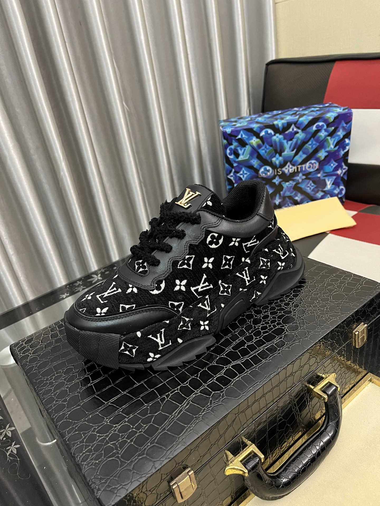 NO:639642,'Loui* Vuitto*' LV's new Gaobang sports and casual shoes, imported first-layer cowhide and imported sheepskin lining, are high-end and comfortable, and the original outsole is light and wear-resistant!  Purely handmade, details determine quality!  Sizes 38-444 colors available, louis vuitton, louis vuitton, cowhide, sheepskin19860909《Loui* Vuitto*》LV新款高邦运动休闲鞋 进口头层牛皮进口羊皮内里高档舒适,原版大底轻盈耐磨！纯手工制作,细节决定品质！码数38-444色可选,,louis vuitton,louis vuitton,cowhide,sheepskin,Men's shoes