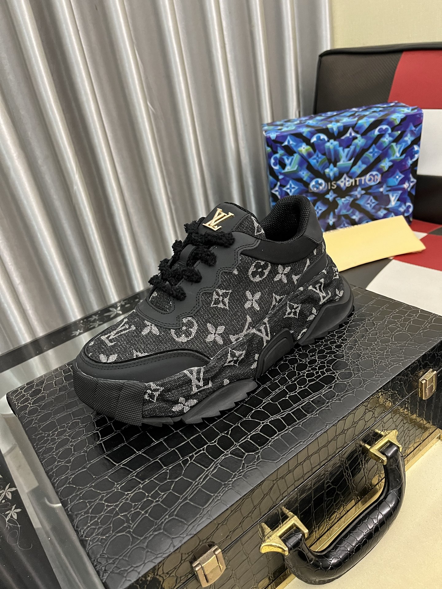 NO:639645,'Loui* Vuitto*' LV's new Gaobang sports and casual shoes, imported first-layer cowhide and imported sheepskin lining, are high-end and comfortable, and the original outsole is light and wear-resistant!  Purely handmade, details determine quality!  Sizes 38-442 colors available, louis vuitton, louis vuitton, cowhide, sheepskin19860909《Loui* Vuitto*》LV新款高邦运动休闲鞋 进口头层牛皮进口羊皮内里高档舒适,原版大底轻盈耐磨！纯手工制作,细节决定品质！码数38-442色可选,,louis vuitton,louis vuitton,cowhide,sheepskin,Men's shoes