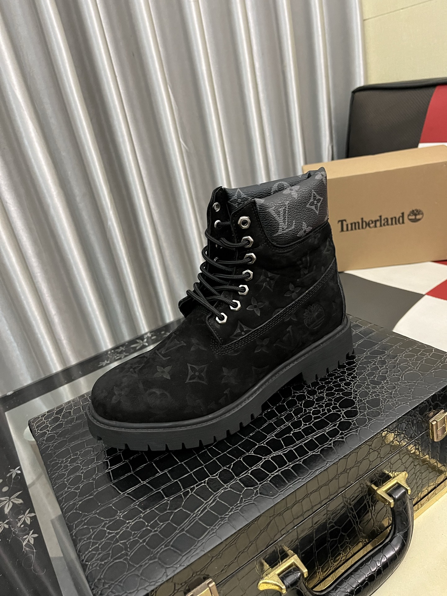 NO:639646,LV x Timberland Timberland joint model Presbyopia Embossed Rhubarb Boots Ankle Boots Short Boots LV x Timberland Ankle Boots are made of Monogram embossed waterproof nubuck cow leather. Relying on the brand's exquisite craftsmanship, the classic Timberland 6-inch boot shape is carefully reshaped in Italy. It is eye-catching in the American workwear style at the 2025 autumn and winter men's show created by Pharrell Williams. Monogram embossed tongue, Timberland  The original laces and outsole are exquisitely detailed, and the leather label expresses the cooperation logo. Exquisite packaging at the delivery counter. Fabric: Original custom imported first-layer cowhide. Lining: Original custom leather lining/mesh lining. Outsole: Original molded rubber material. Bottom thickness: 3.5CM. Size: 38-44, louis vuitton, boots, cowhide.19860909LV x Timberland 添柏岚 联名款 老花 压花 大黄靴 及踝靴 短靴 LV x Timberland 及踝靴取材 Monogram 压纹防水正绒面牛皮革,依托品牌精湛匠艺于意大利悉心重塑经典 Timberland 6 英寸靴型,以美式工装格调瞩目亮相 Pharrell Williams 打造的 2025秋冬男装秀.Monogram 压纹鞋舌、Timberland 原版鞋带和外底点睛考究细节,皮革标签抒写合作标识 配送专柜精美包装 面料: 原版定制进口头层牛皮 内里: 原版定制皮里/网里 大底: 原版开模橡胶材质 底厚: 3.5CM Size: 38-44,,louis vuitton,boots,cowhide,Men's shoes