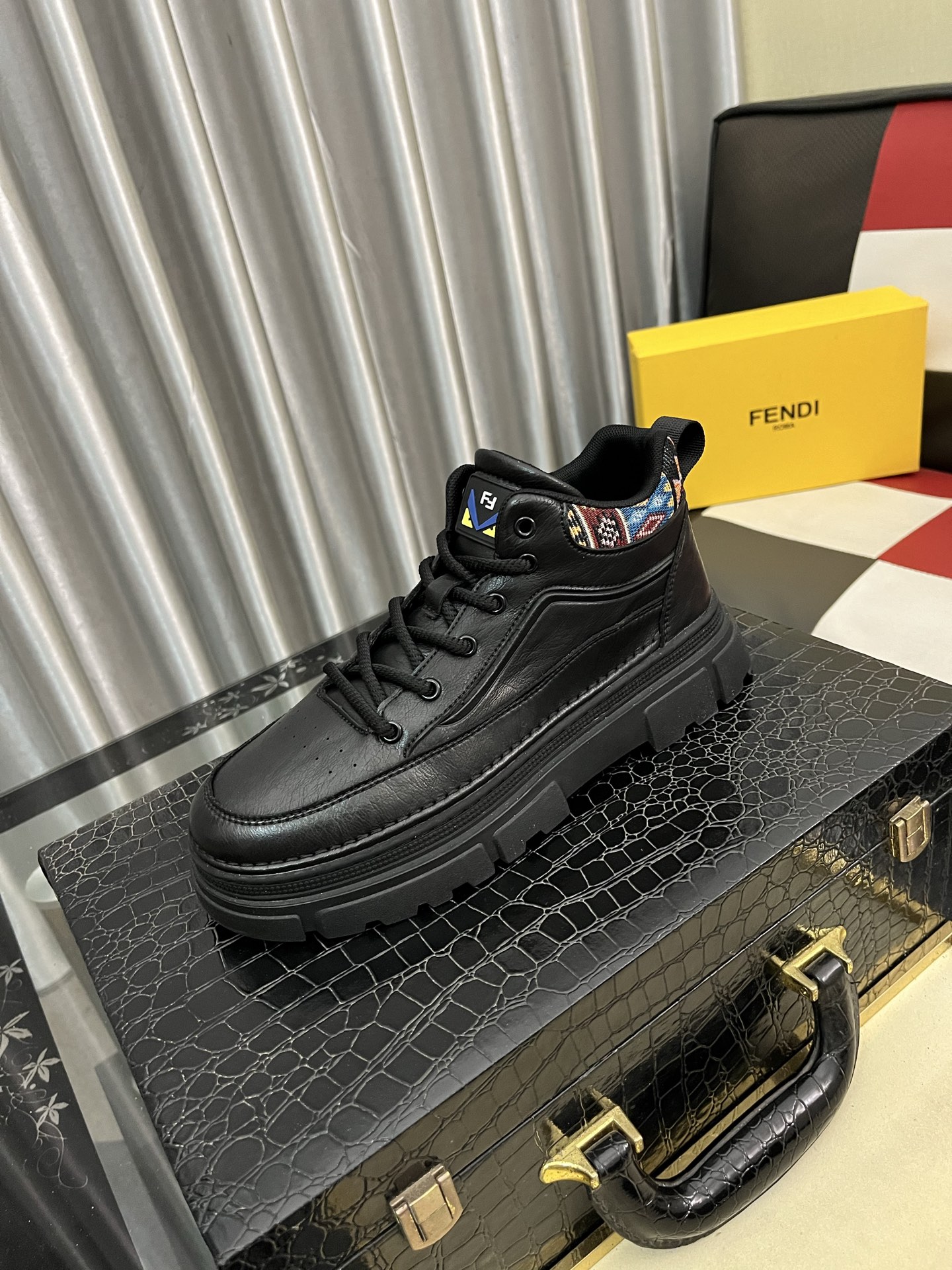 NO:639743,Fendi unique modern style sports shoes. Casual shoes purchased at the counter. The original breathable fly-woven mesh surface imported from Italy (refuses to discolor and grind the feet). The soles are specially provided by the original factory. Super cool. French lazy style design. Original quality. Super comfortable and wear-resistant original soles. Just like the real thing when photographed. The size is 38-442 colors available. Fendi, sneakers19860909芬迪 独特现代风运动鞋.专柜代购休闲鞋 意大利进口原版透气飞织网面（拒绝脱色磨脚）鞋底原厂特供原版底,超酷 法国懒人风格设计 原单品质 超舒服耐磨原版底 .就好像实物拍摄实物更赞 码数38-442色可选,,fendi,sneakers,Men's shoes