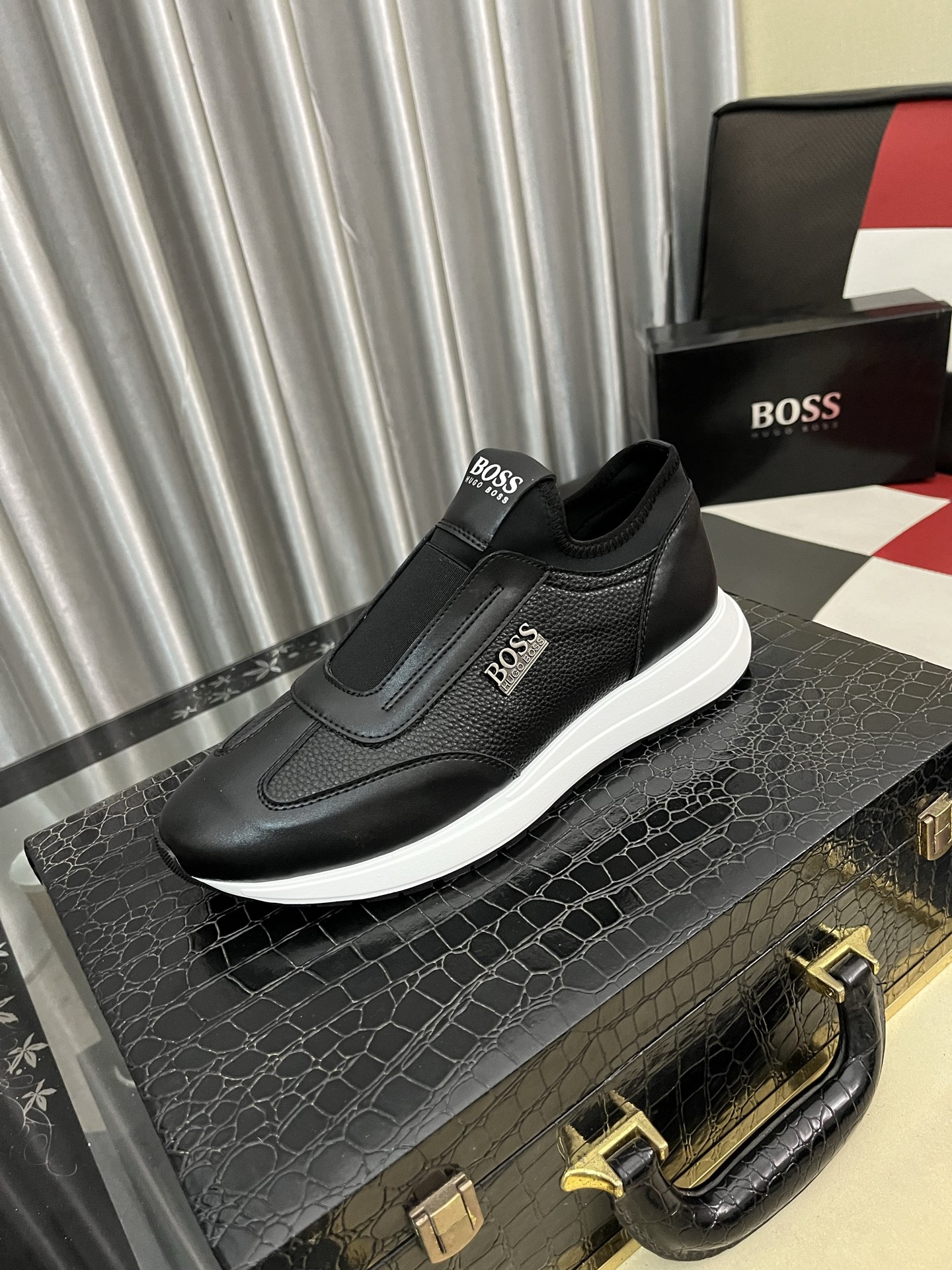 NO:639721,[BOOS] Men's casual shoes are made of imported calfskin uppers, super breathable and comfortable, fine workmanship and high-end atmosphere. They have a fashionable model shape. The foamed transparent wear-resistant outsole is comfortable to wear and worth owning. Available in 38-442 colors, cowhide19860909【BOOS】男鞋休闲鞋原单品质鞋面采用进口小牛皮,超透气舒适内里做工精细,高端大气.有时尚典范造型.发泡透明耐磨大底,穿着舒适,值得拥有.码数38–442色可选,,cowhide,Men's shoes