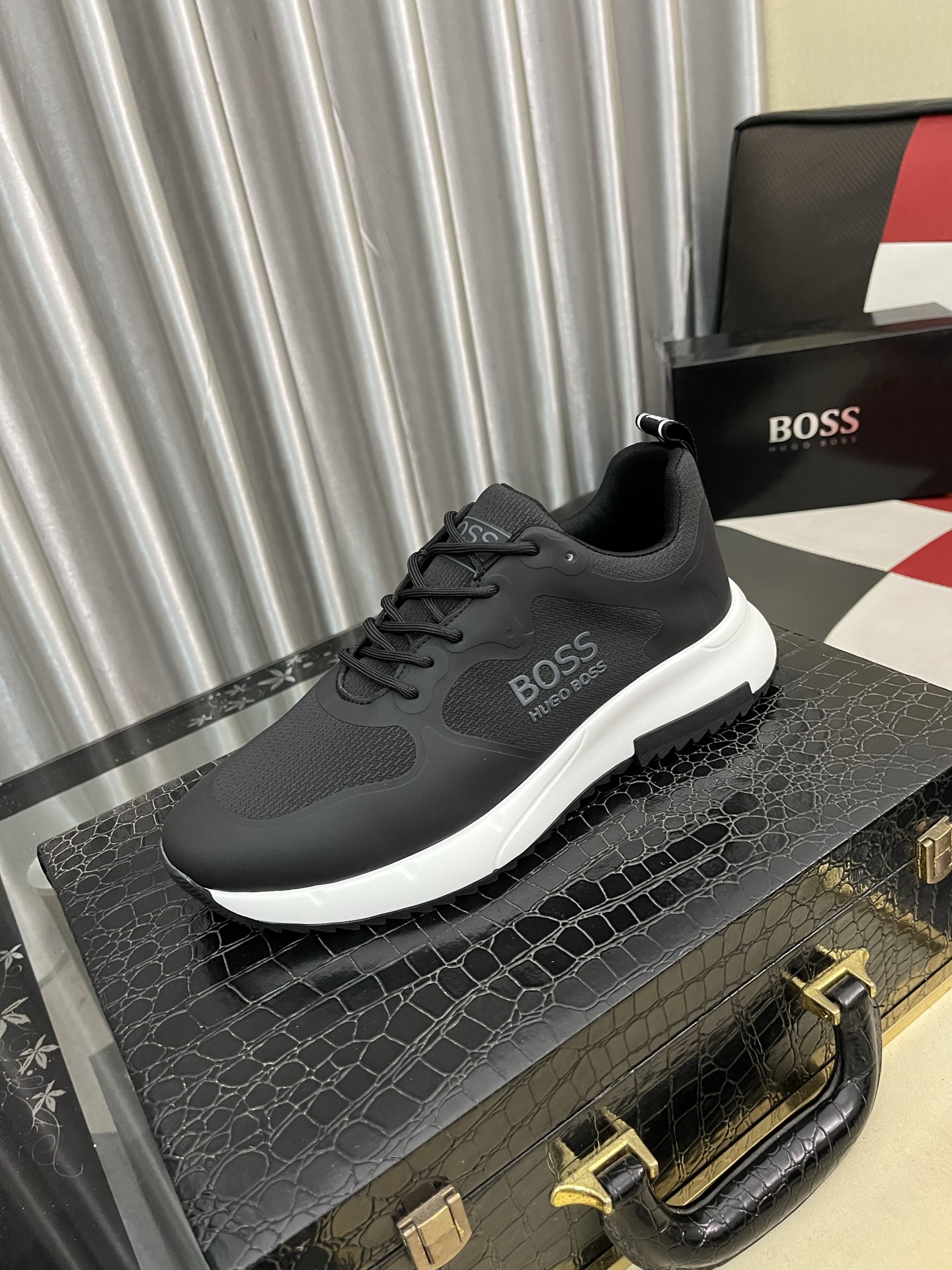 NO:639724,[BOOS] Men's casual shoes are made of imported calfskin uppers, ultra-breathable and comfortable, fine workmanship and high-end atmosphere. They have a fashionable model shape. The foamed transparent wear-resistant outsole is comfortable to wear and worth owning. Available in 38-443 colors, cowhide19860909【BOOS】男鞋休闲鞋原单品质鞋面采用进口小牛皮,超透气舒适内里做工精细,高端大气.有时尚典范造型.发泡透明耐磨大底,穿着舒适,值得拥有.码数38–443色可选,,cowhide,Men's shoes