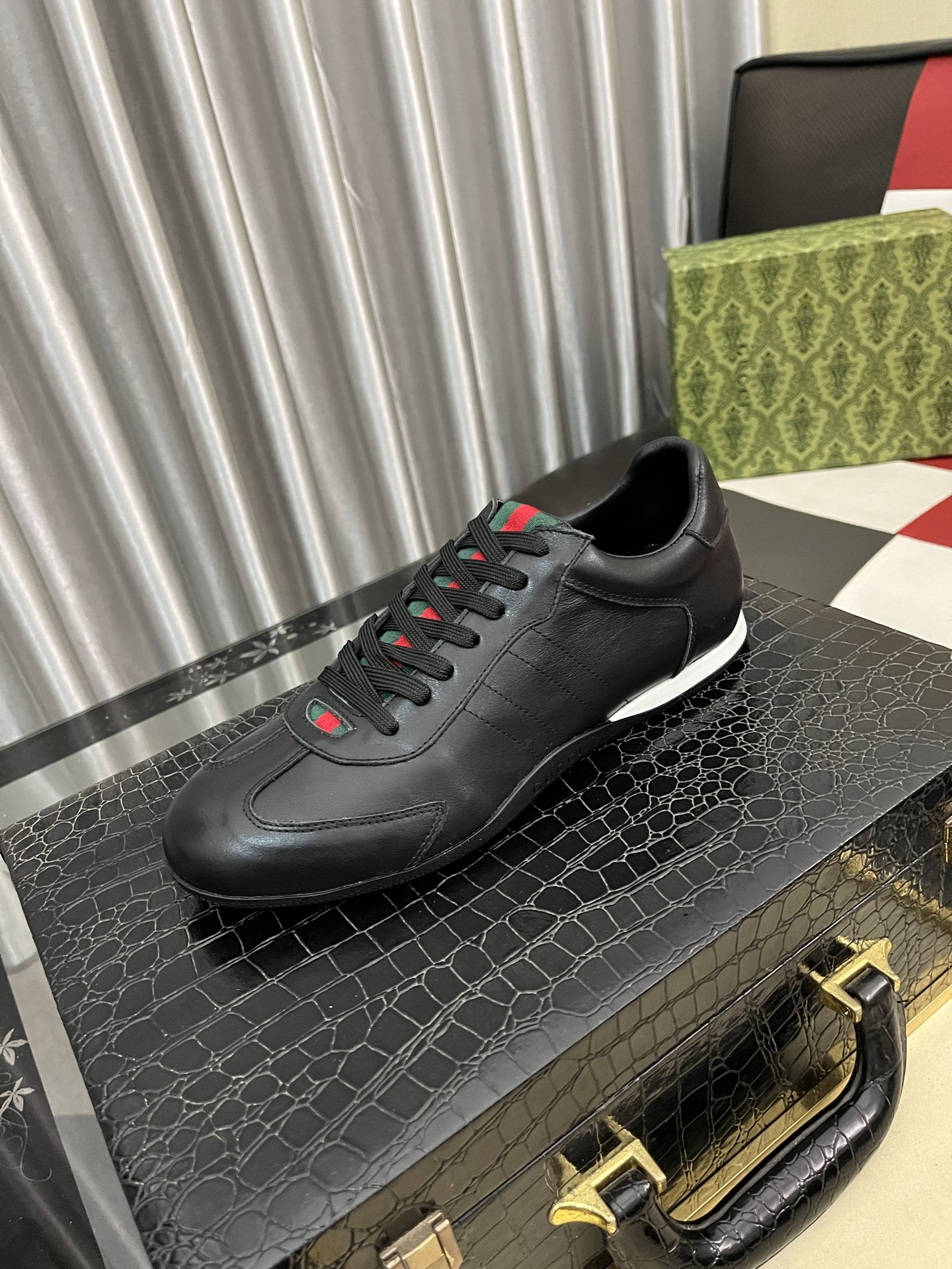 NO:639729,[Gucci] New casual shoes. Exclusively molded and customized style. The fabric is made of cowhide imported from Italy, with genuine leather and breathable lining. Exclusively molded and customized outsole is wear-resistant and non-slip. Counter-level version, perfect match, on-foot effect, exquisite workmanship. Number of sizes 38-443 colors available,,cowhide19860909［古奇］新款休闲鞋.独家开模定制风格,面料采用意大利进口牛皮,真皮透气内里.独家开模定制大底耐磨防滑.专柜级别版型,完美搭配、上脚效果,车工精湛.码数38-443色可选,,cowhide,Men's shoes