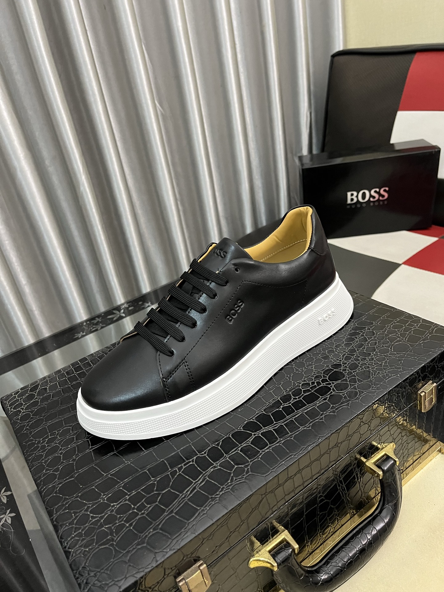 NO:639731,[BOOS] Men's casual shoes are made of imported calfskin uppers, super breathable and comfortable, fine workmanship and high-end atmosphere. They have a fashionable model shape. The foamed transparent wear-resistant outsole is comfortable to wear and worth owning. Available in 38-442 colors, cowhide19860909【BOOS】男鞋休闲鞋原单品质鞋面采用进口小牛皮,超透气舒适内里做工精细,高端大气.有时尚典范造型.发泡透明耐磨大底,穿着舒适,值得拥有.码数38–442色可选,,cowhide,Men's shoes