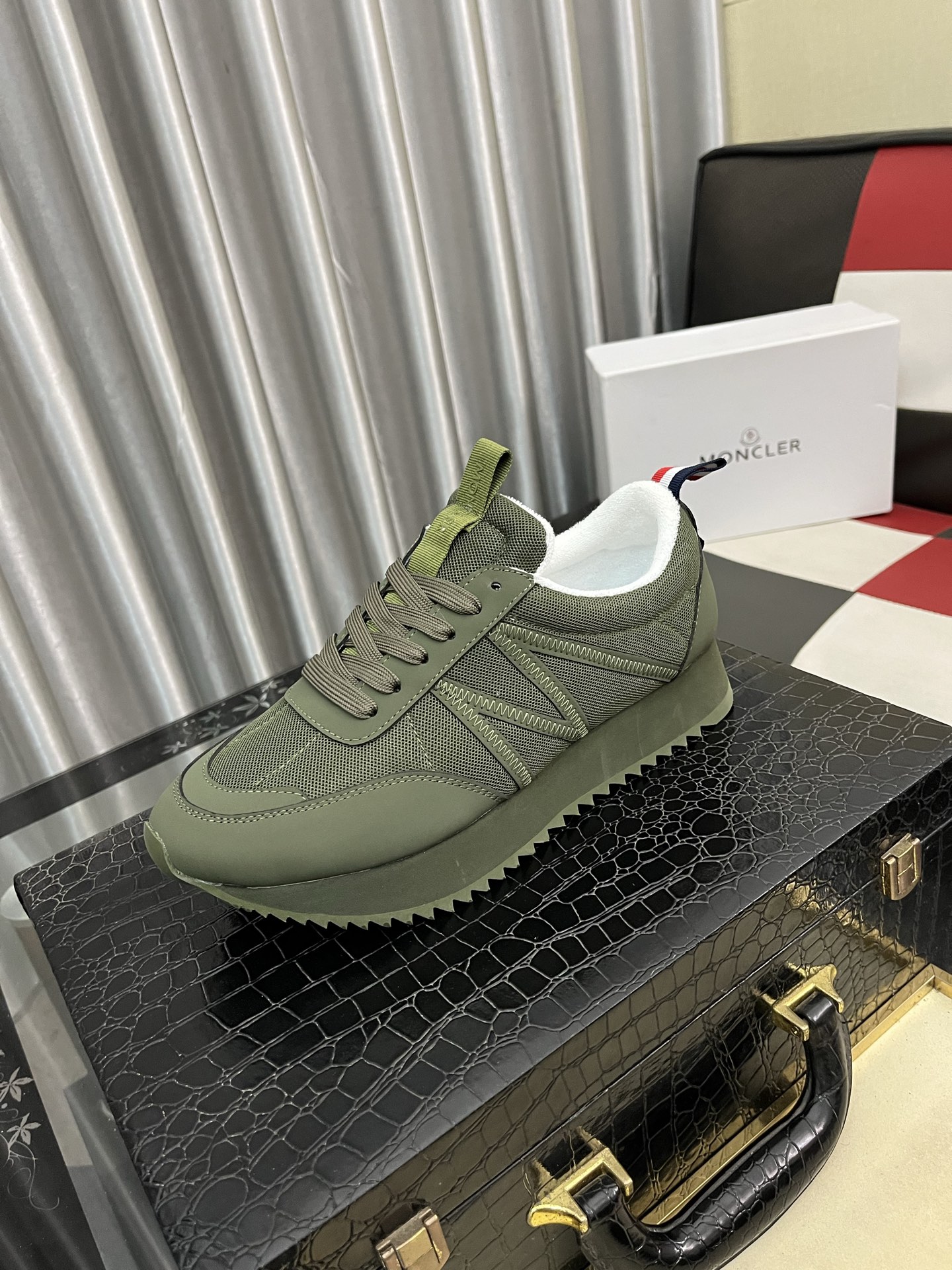 NO:639736,[Mongolian~] Men's casual shoes 2025z cabinet sales simultaneously Size 36-46 # 2 colors The upper is made of multi-material splicing genuine leather lining, comfortable and breathable, the original sole is comfortable and wear-resistant, the real thing is better when photographed, Moncler19860909【蒙口～】男士休闲鞋 2025z柜同步发售 码数36-46 # 2个颜色鞋面选用多材质拼接真皮内里,舒适透气,鞋底原版舒适耐磨大底,实物拍摄实物更赞,,Moncler,Men's shoes