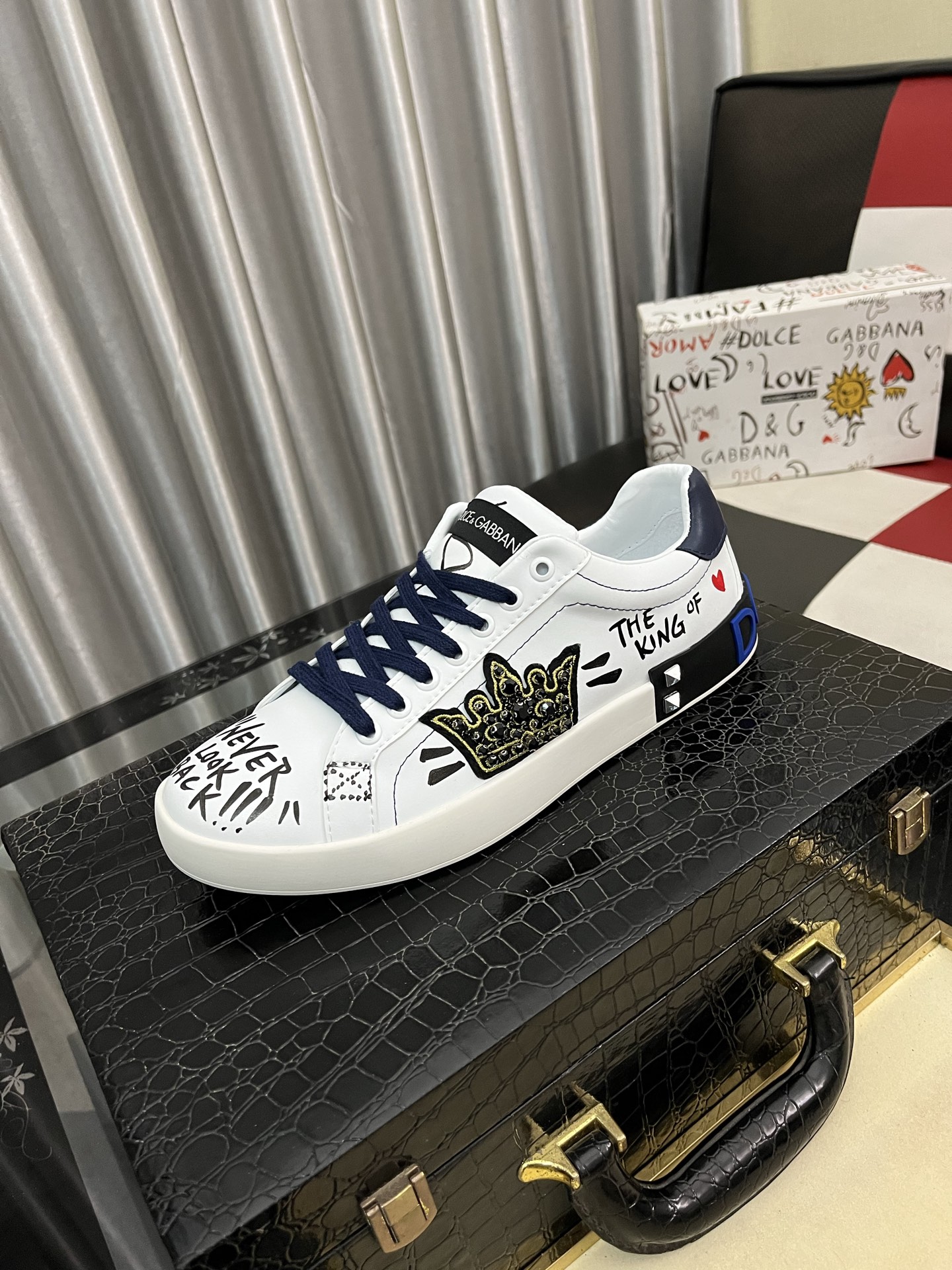 NO:639739,(DG) The latest sports and casual shoes are fashionable and versatile, and can add luster to various looks. The exquisite design is uniquely dynamic and modern, showing a modern and elegant style. Size36-46,19860909（DG）最新运动休闲鞋时尚百搭,可为各式造型增光添彩.塑造独具动感活力与摩登气息的精致设计,尽显现代优雅格调. Size36-46,,Men's shoes