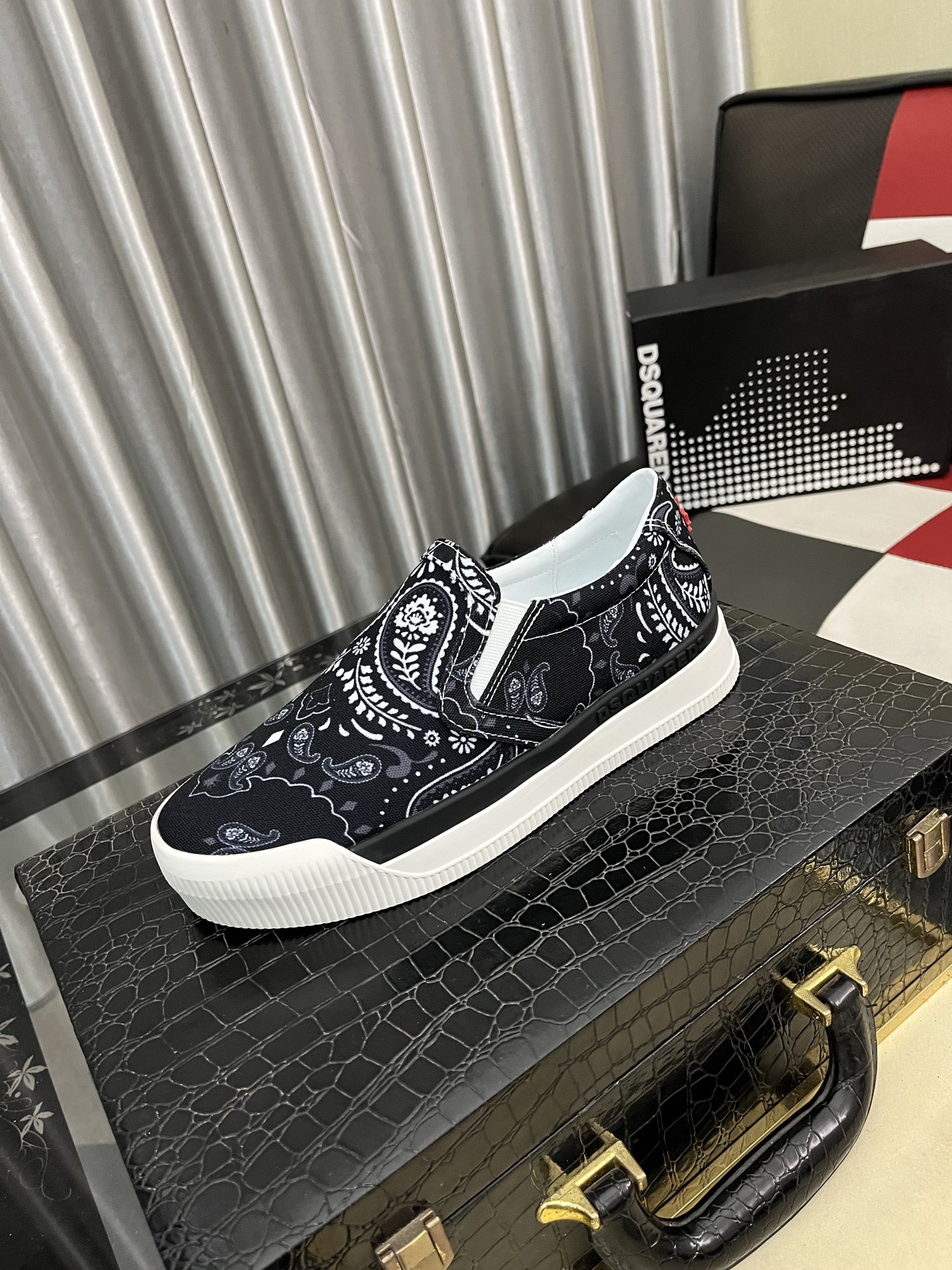 NO:639742,[D2~] Men's casual shoes are on sale simultaneously in 2025z cabinets. Size: 36-46 # 4 colors. The upper is made of multi-material spliced ​​genuine leather lining, which is comfortable and breathable. The original sole is comfortable and wear-resistant. The real thing is better when photographed in person.19860909【D2～】男士休闲鞋 2025z柜同步发售 码数:36-46 # 4个颜色鞋面选用多材质拼接真皮内里,舒适透气,鞋底原版舒适耐磨大底,实物拍摄实物更赞,,Men's shoes