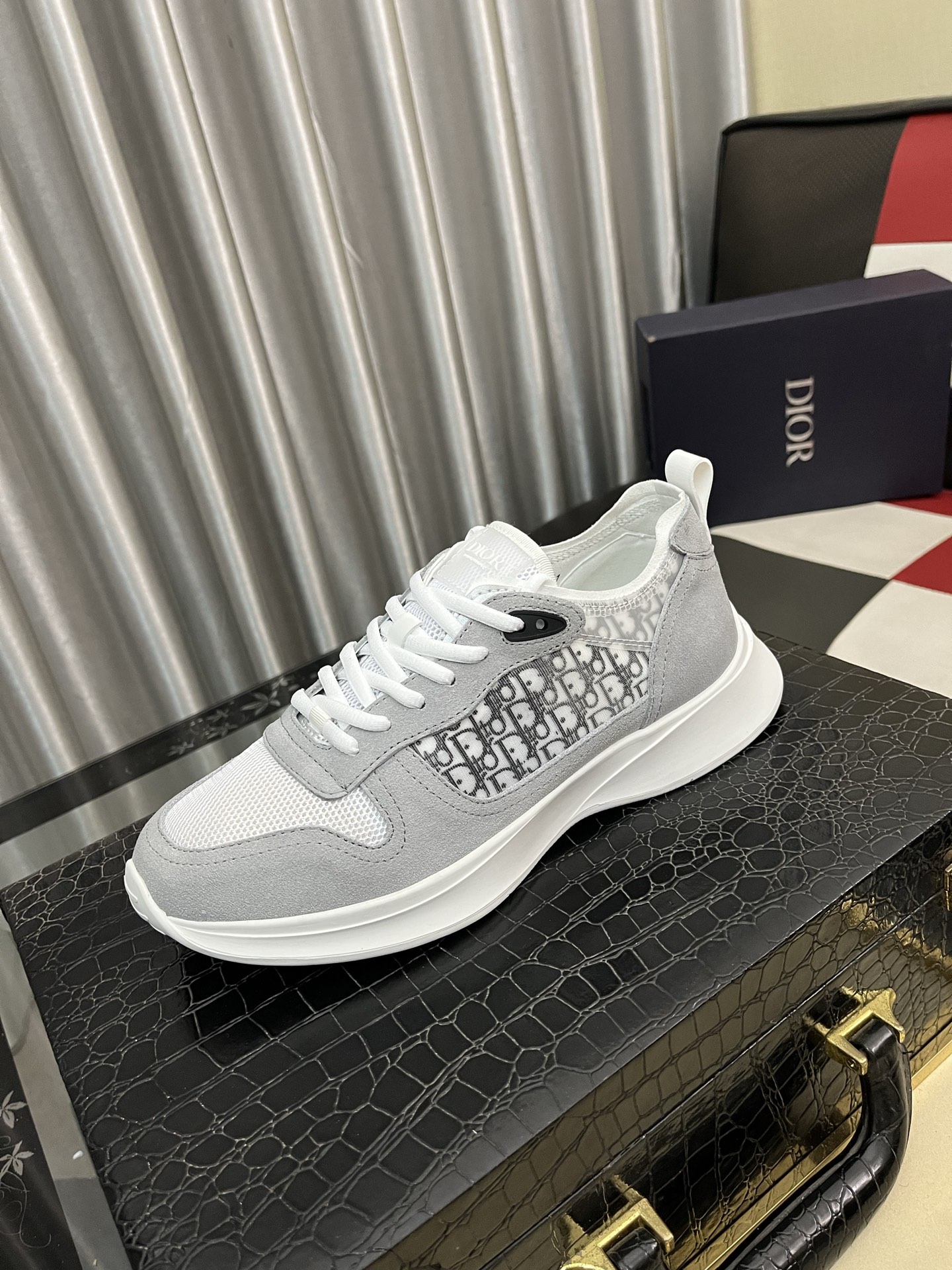 NO:663798,Dior】Dior's new men's leather casual shoes, the highest version on the market, any comparison is welcome!  The original leather has excellent texture and is super high-end!  Fetal sheep net lining imported from Italy, removable pad!  Luxurious materials and fine workmanship, highly recommended!  Size 38-444 colors available, dior, dior19860909Dior】迪奥新款男士真皮休闲鞋,市面最高版本 、欢迎任意对比！原版皮料质感极佳,超上档次！意大利进口胎羊网内里,可拆式垫！奢华用料、精细做工,极力推荐入手！码数38-444色可选,,dior,dior,Men's shoes