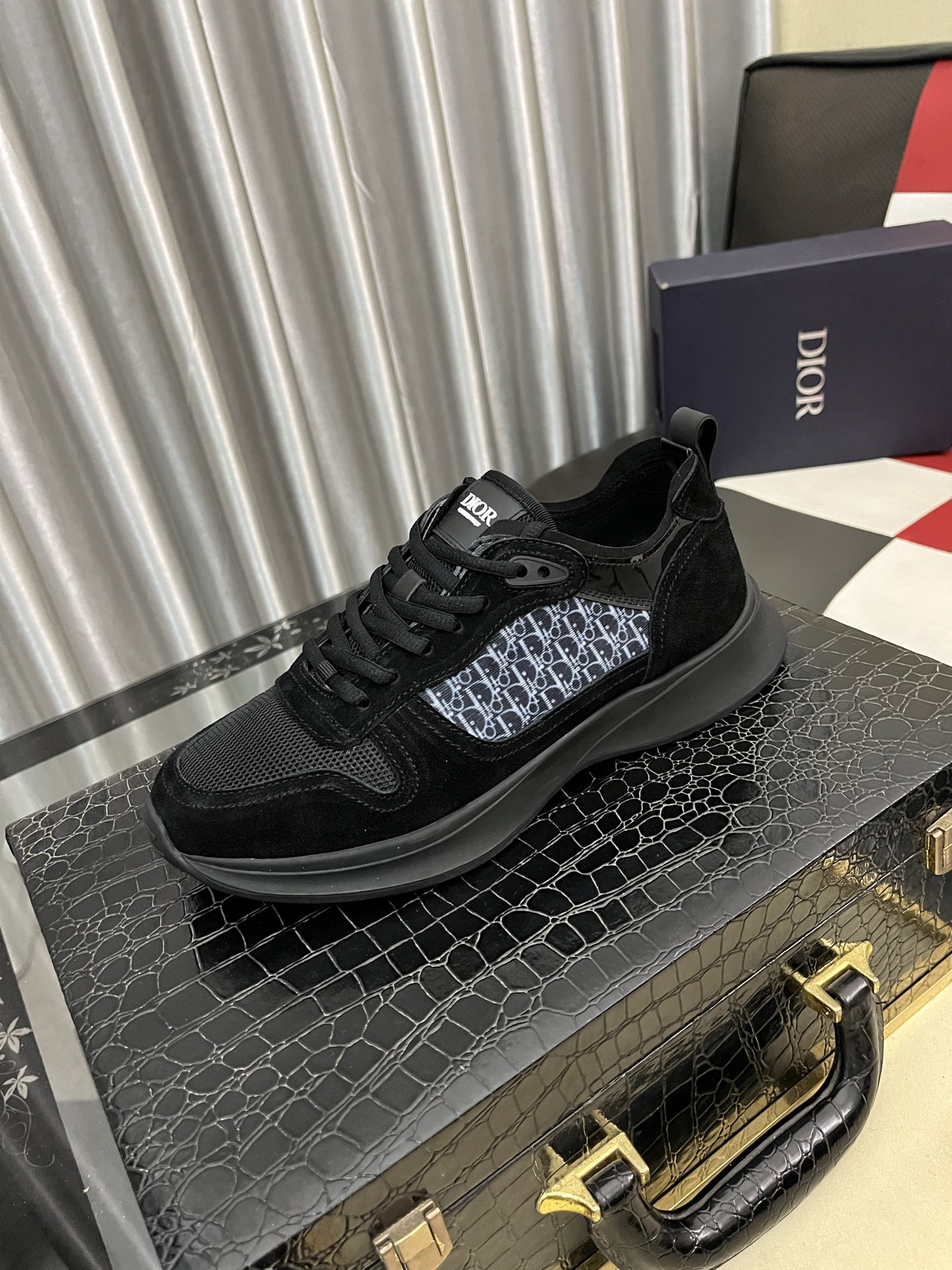 NO:663793,[Dior] Dior's new men's genuine leather casual shoes, the highest version on the market, any comparison is welcome!  The original leather has excellent texture and is super high-end!  Fetal sheep net lining imported from Italy, removable pad!  Luxurious materials and fine workmanship, highly recommended!  Size 38-444 colors available, dior, dior19860909【Dior】迪奥新款男士真皮休闲鞋,市面最高版本 、欢迎任意对比！原版皮料质感极佳,超上档次！意大利进口胎羊网内里,可拆式垫！奢华用料、精细做工,极力推荐入手！码数38-444色可选,,dior,dior,Men's shoes