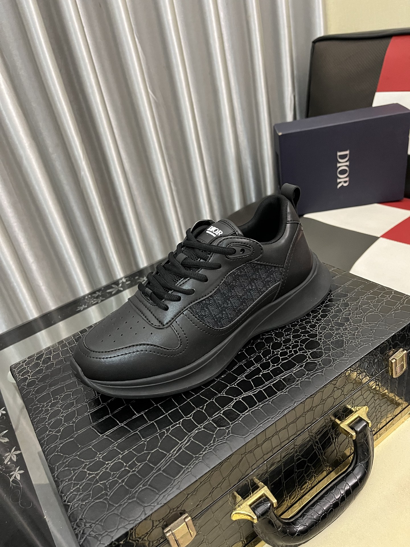 NO:663787,[Dior] Dior's new men's genuine leather casual shoes, the highest version on the market, any comparison is welcome!  The original leather has excellent texture and is super high-end!  Fetal sheep net lining imported from Italy, removable pad!  Luxurious materials and fine workmanship, highly recommended!  Size 38-445 colors available, dior, dior19860909【Dior】迪奥新款男士真皮休闲鞋,市面最高版本 、欢迎任意对比！原版皮料质感极佳,超上档次！意大利进口胎羊网内里,可拆式垫！奢华用料、精细做工,极力推荐入手！码数38-445色可选,,dior,dior,Men's shoes