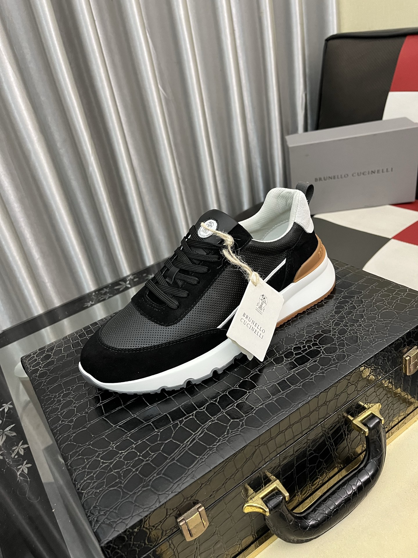 NO:663801,The new BRUNELLO CUCINELLI 'Brunello Cucinelli' counter is launched simultaneously. The new men's shoes and fabrics are selected from first-layer cowhide linings. The original open-molded rubber outsole has exquisite lines, simple and elegant, comfortable and high-end, suitable for leisure and travel. Size: 38 to 444 colors available, brunello cucinelli, cowhide19860909新款BRUNELLO CUCINELLI「布鲁内诺库奇内利」专柜同步上市, 新款男鞋、面料精选头层牛皮内里.原版开模橡胶大底,精美线条、简约大气,上脚舒服上挡次、休闲旅游.码数:38一444色可选,,brunello cucinelli,cowhide,Men's shoes