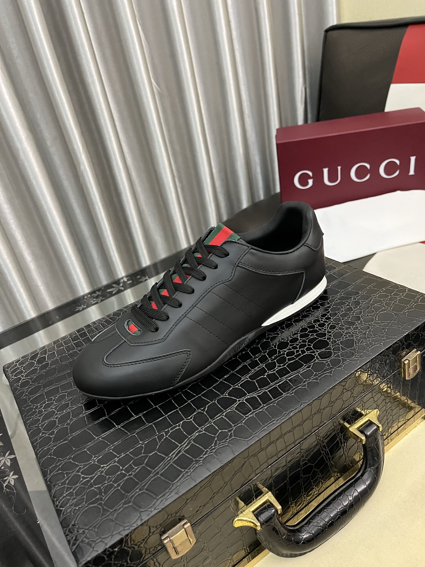 NO:663813,[Gucci] New casual shoes. Exclusively molded to customize the style. The fabric is made of cowhide imported from Italy. Genuine leather is breathable inside. Exclusively molded to customize the outsole to be wear-resistant and non-slip. Counter-level version, perfect match, on-foot effect, exquisite workmanship. Sizes 38-442 colors available,,cowhide19860909［古奇］新款休闲鞋.独家开模定制风格,面料采用意大利进口牛皮,真皮透气内里.独家开模定制大底耐磨防滑.专柜级别版型,完美搭配、上脚效果,车工精湛.码数38-442色可选,,cowhide,Men's shoes
