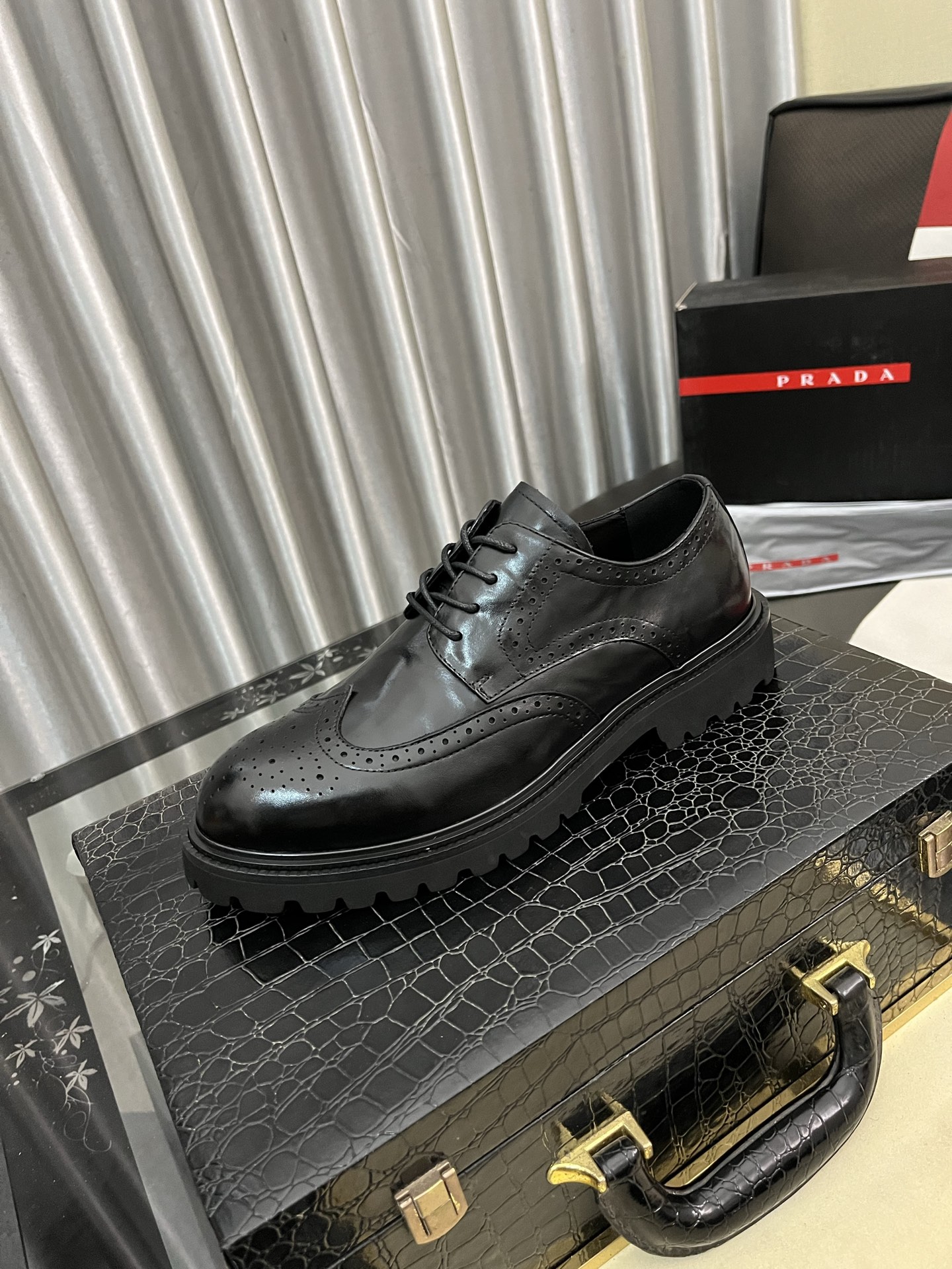 NO:639872,Prad*Prada. Men's popular fashion leather shoes. Original open-edge beaded cowhide. Cowhide surface | Full cowhide lining | Wear-resistant lightweight foam outsole | Lightweight and comfortable | Domineering and versatile upper foot Size38-44 (45 custom-made),, prada, prada, cowhide19860909Prad*普拉达.男士爆款时尚皮鞋 原版开边珠牛皮.牛皮面 ｜内里垫脚全牛皮｜耐磨轻便发泡大底｜轻便舒适｜上脚霸气百搭 Size38-44（45定做）,,prada,prada,cowhide,Men's shoes