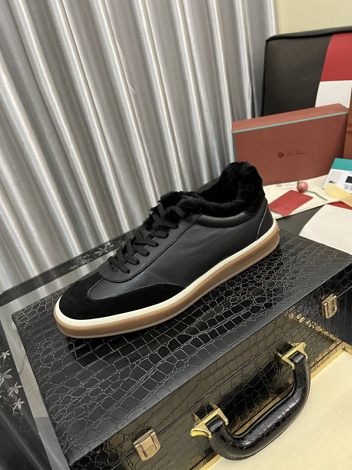 NO:640021,LoroPiana/nuoyoupiana men's new autumn and winter wool shoes, Guan-made raw materials are in great demand!  This casual shoe is made of imported calfskin, with a full wool lining and insole for an extraordinary comfortable and warm wearing experience. The ultra-light two-color rubber sole creates a charming modern aesthetic, with the LP logo on the bottom. The style is simple and fashionable, and the upper foot is comfortable, warm and breathable!  Comes complete with original box packaging!  Sizes 38-444 colors available,,loro piana,loro piana,cowhide19860909LoroPiana/诺悠翩雅 男士秋冬新款羊毛鞋 莞产原材料猛货！这款休闲鞋以采用进口小牛皮拼接制成,全羊毛内里和鞋垫营造超凡舒适保暖的穿着体验.超轻双色橡胶鞋底营造迷人的现代美感,底部设有LP标识,款式简约时尚,上脚舒适保暖透气！配原盒全套包装！ 码数38-444色可选,,loro piana,loro piana,cowhide,Men's shoes