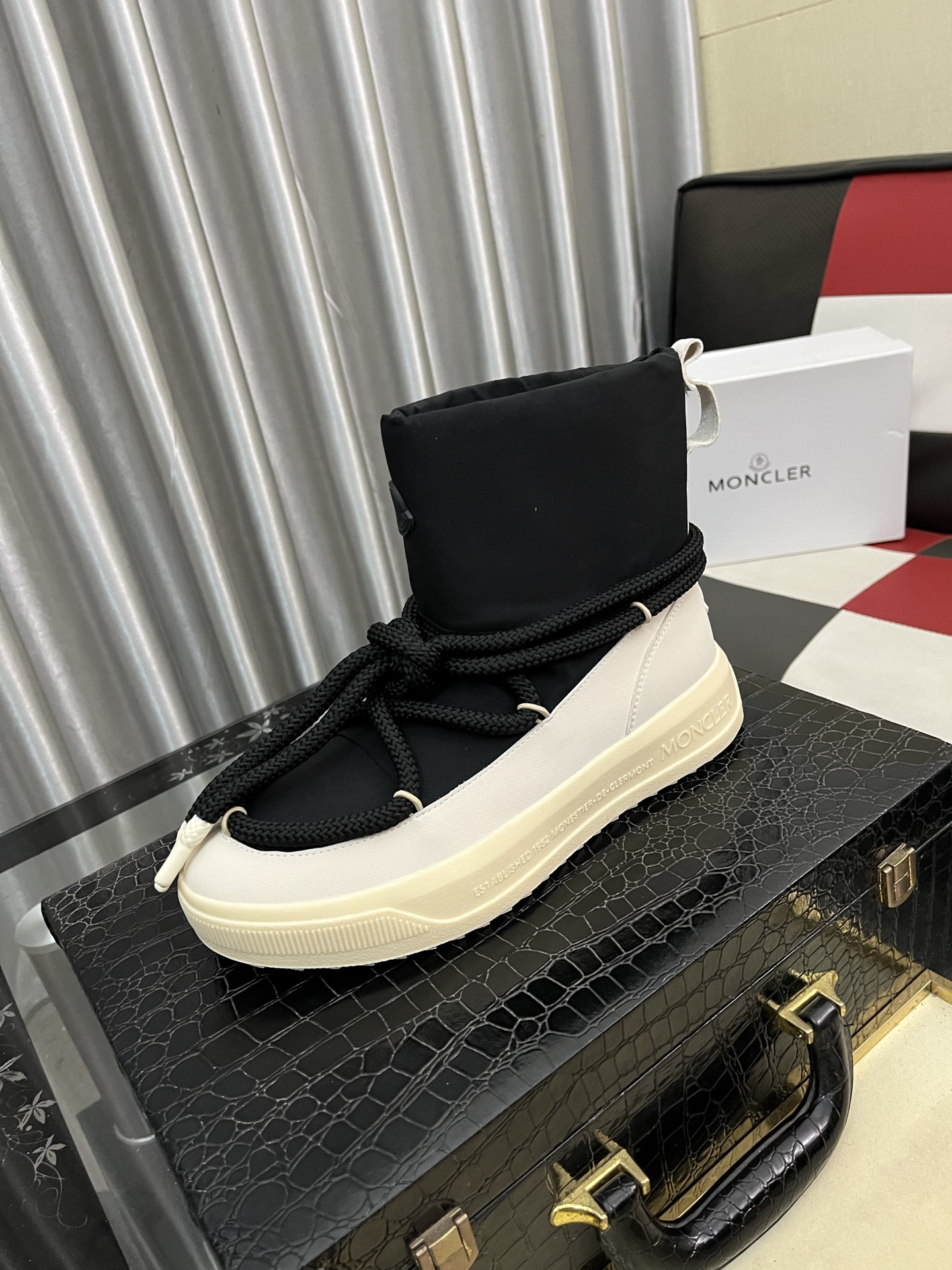 NO:639994,Moncler Men's Compas Men's Shoes feature eye-catching zipper details, and the rubber TPU sole is embellished with the injection-molded Moncler logo. It combines innovation, functionality, and graphic details. The upper is made of imported cowhide, allowing you to walk freely in winter. The extra-light outsole is made of TPU + rubber + high-elastic rubber foam, which is highly elastic and wear-resistant and improves comfort. Size 36-464 colors available, Moncler, cowhide19860909Moncler蒙口Compas男款高邦鞋 设有醒目的拉链细节,橡胶TPU鞋底面整体点缀注塑Moncler徽标.兼备创新、功能性与图形细节于一体,鞋面采用进口牛皮制成,冬日里行走自如,特轻大底采用TPU+橡胶+高弹橡胶发泡组合成型,具有高弹性高耐磨性,提高舒适性. Size36-464色可选,,Moncler,cowhide,Men's shoes