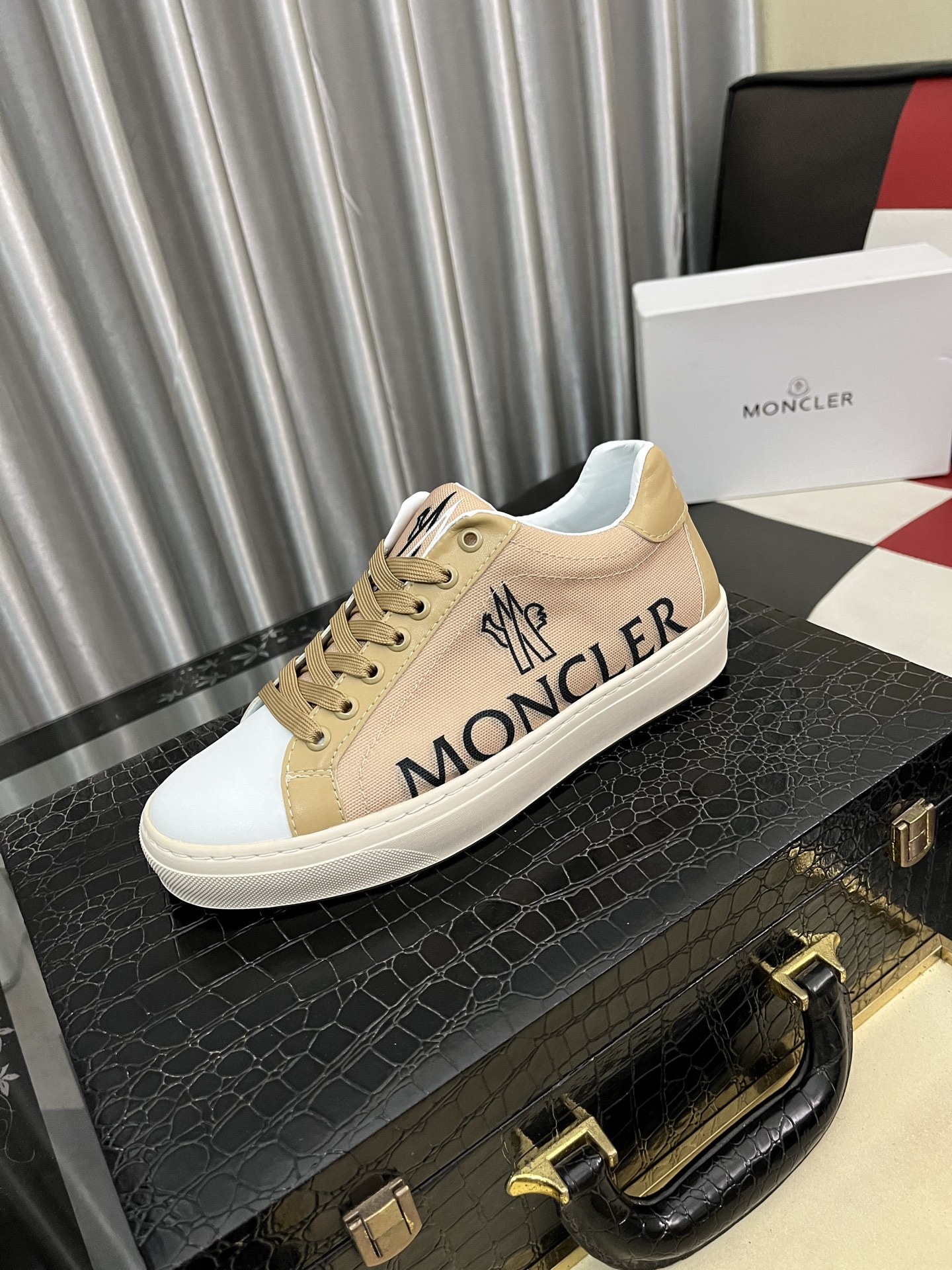 NO:639997,[Mongolian~] Men's casual shoes 2025z cabinet sales simultaneously Size 38-46 # 2 colors The upper is made of multi-material splicing genuine leather lining, comfortable and breathable, the original sole is comfortable and wear-resistant, the real thing is better when photographed, Moncler19860909【蒙口～】男士休闲鞋 2025z柜同步发售 码数38-46 # 2个颜色鞋面选用多材质拼接真皮内里,舒适透气,鞋底原版舒适耐磨大底,实物拍摄实物更赞,,Moncler,Men's shoes