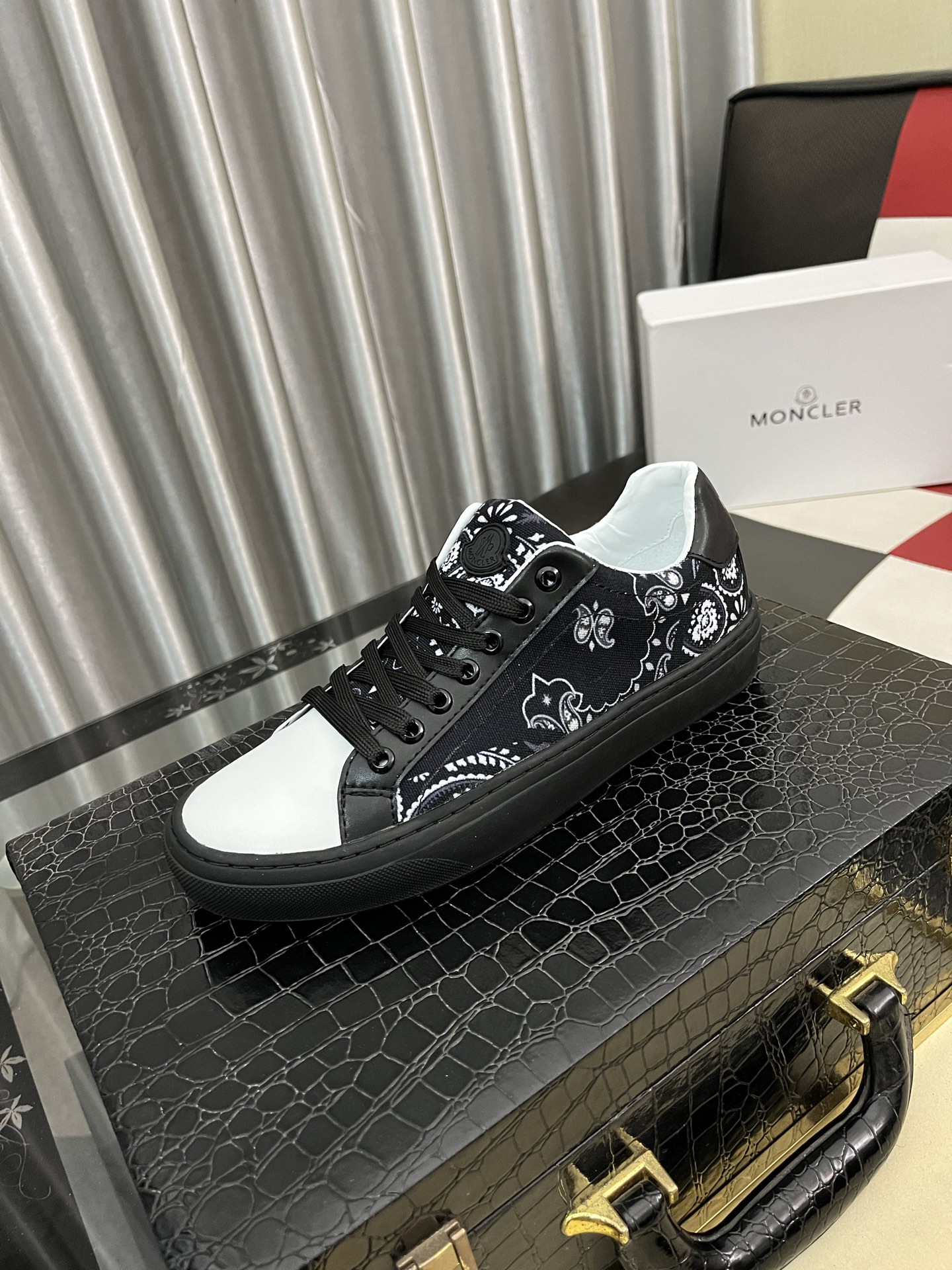 NO:639999,[Moncler~] Men's casual shoes 2025z cabinet sales simultaneously Size 38-46 # 4 colors The upper is made of multi-material splicing genuine leather lining, comfortable and breathable, the original sole is comfortable and wear-resistant, the real thing is better when photographed, Moncler19860909【蒙口～】男士休闲鞋 2025z柜同步发售 码数38-46 # 4个颜色鞋面选用多材质拼接真皮内里,舒适透气,鞋底原版舒适耐磨大底,实物拍摄实物更赞,,Moncler,Men's shoes