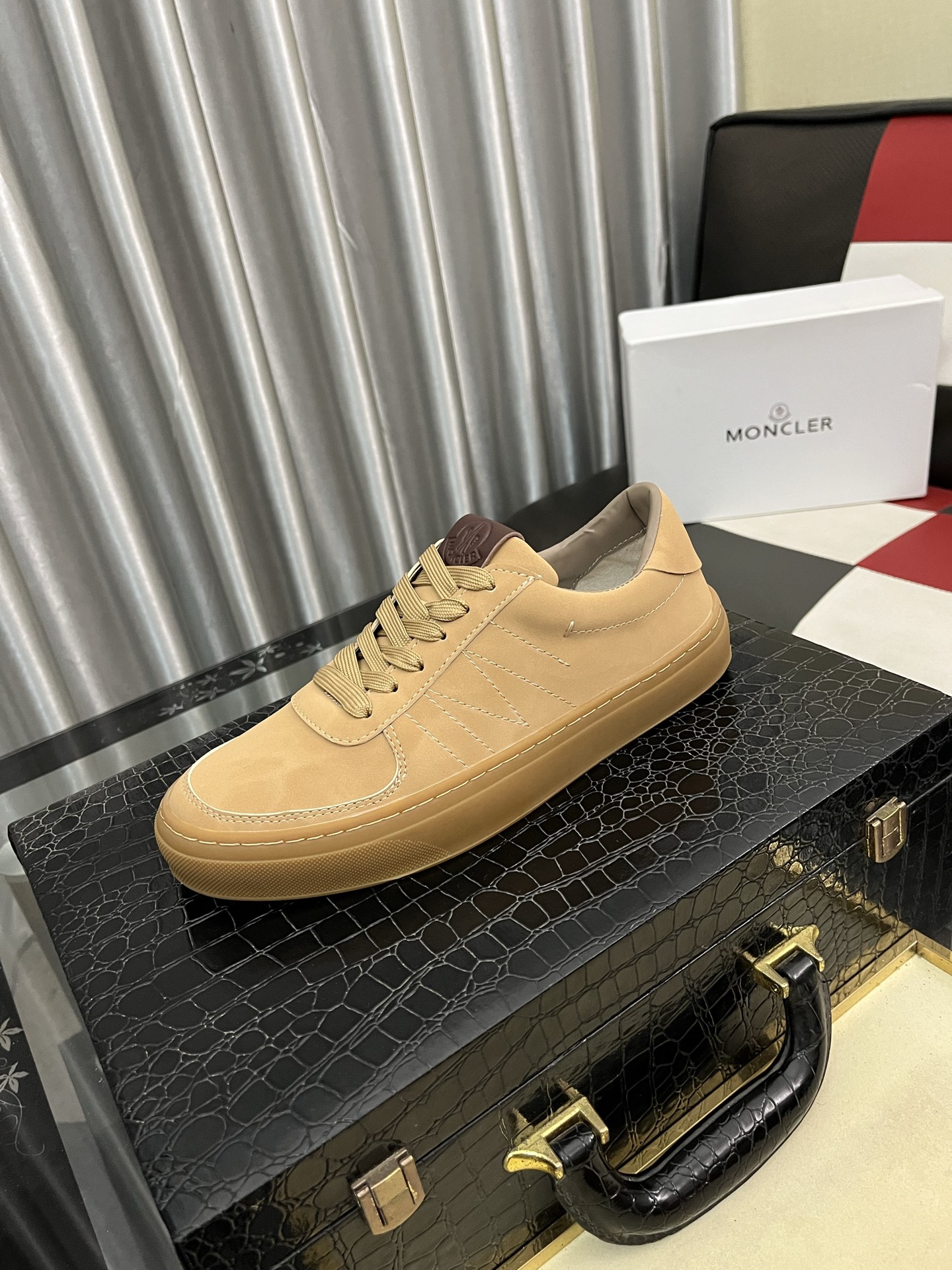 NO:640001,[Moncler~] Men's casual shoes 2025z cabinet simultaneous sale Size 38-46 # 1 color uppers are made of multi-material splicing genuine leather lining, comfortable and breathable, original soles are comfortable and wear-resistant outsole, the real thing is better when photographed, Moncler19860909【蒙口～】男士休闲鞋 2025z柜同步发售 码数38-46 # 1个颜色鞋面选用多材质拼接真皮内里,舒适透气,鞋底原版舒适耐磨大底,实物拍摄实物更赞,,Moncler,Men's shoes