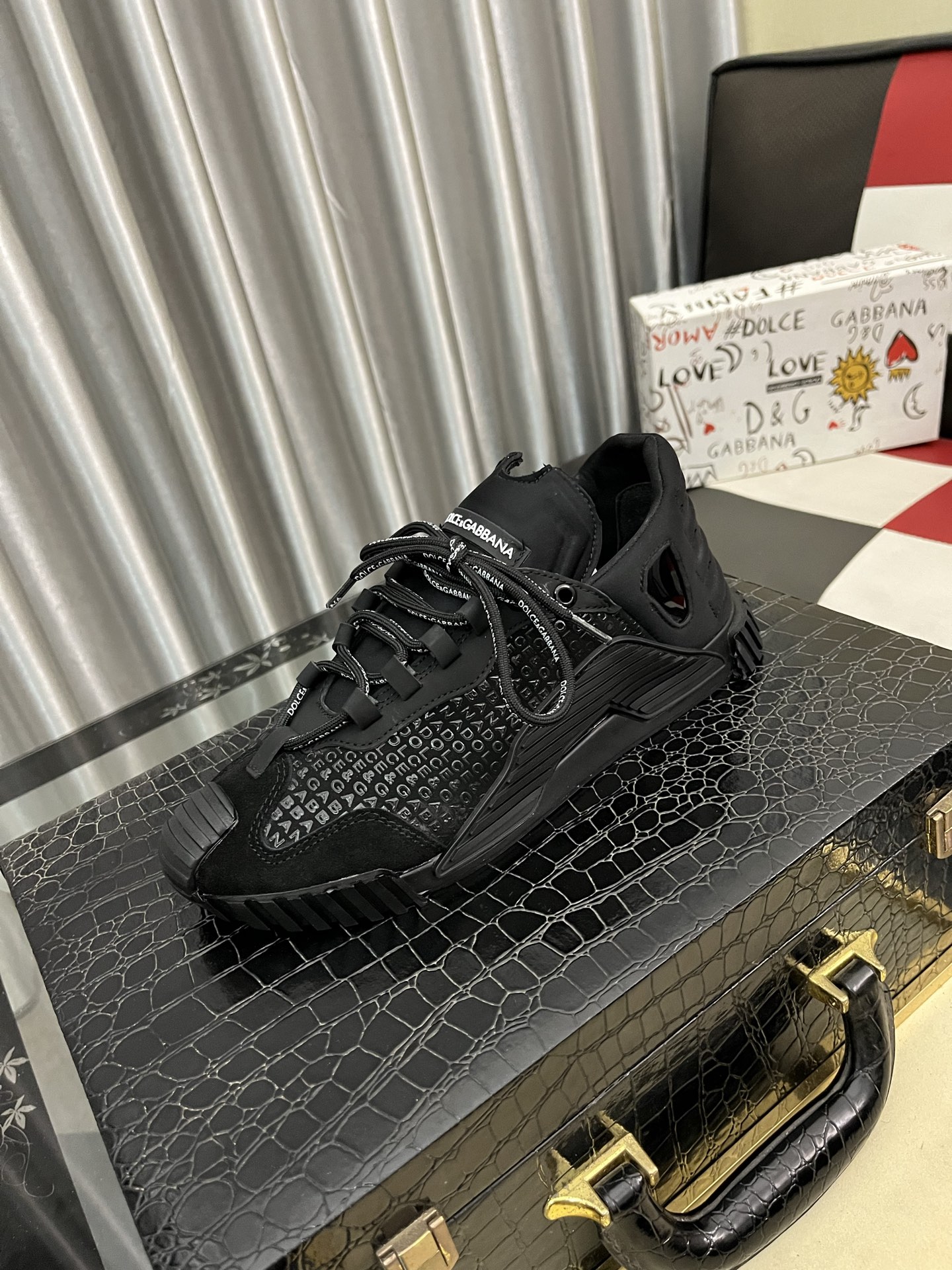 NO:640004,(DG) The latest sports and casual shoes are fashionable and versatile, and can add luster to various looks. The exquisite design is uniquely dynamic and modern, showing a modern and elegant style. Size36-46,19860909（DG）最新运动休闲鞋时尚百搭,可为各式造型增光添彩.塑造独具动感活力与摩登气息的精致设计,尽显现代优雅格调. Size36-46,,Men's shoes