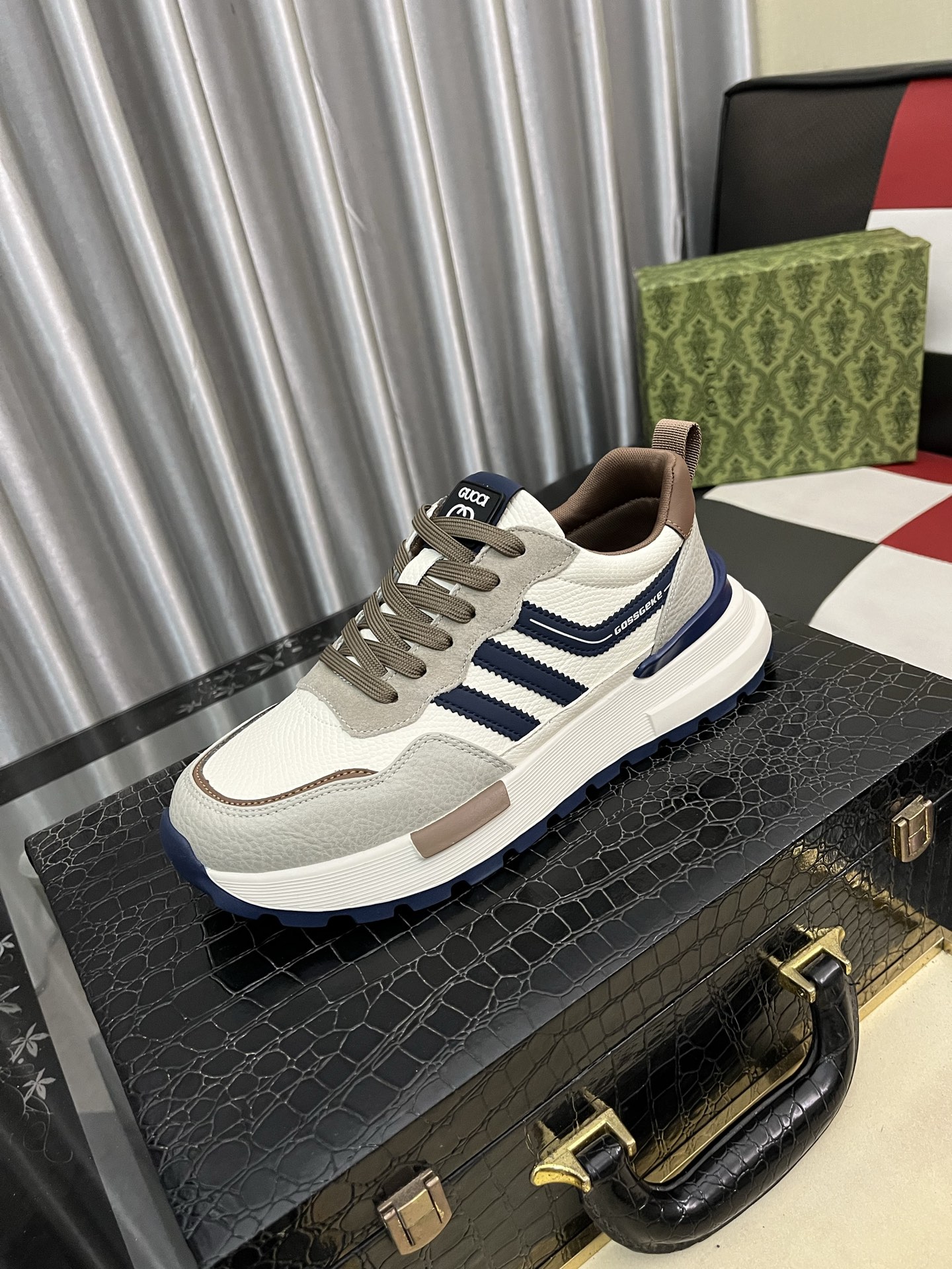 NO:663836,'Gucci*' The latest popular casual shoes, top brand [seduce] luxury~purchase, top~quality. [Strong] The upper is made of imported breathable cowhide with material breathable sheepskin lining () and fine workmanship. Original stylish and stylish soft rubber wear-resistant outsole, size: 38-44, 2 colors selected, gucci, cowhide, sheepskin19860909《 古奇Gucci* 》 最新爆款休闲鞋,顶端品牌[勾引]奢侈～代购,顶级～质量.[强]鞋面選用进口透气牛皮搭配材质透气羊皮内里（）精细做工.原版个性时尚柔软橡膠耐磨大底,码: 38-44,2色入选,,gucci,cowhide,sheepskin,Men's shoes