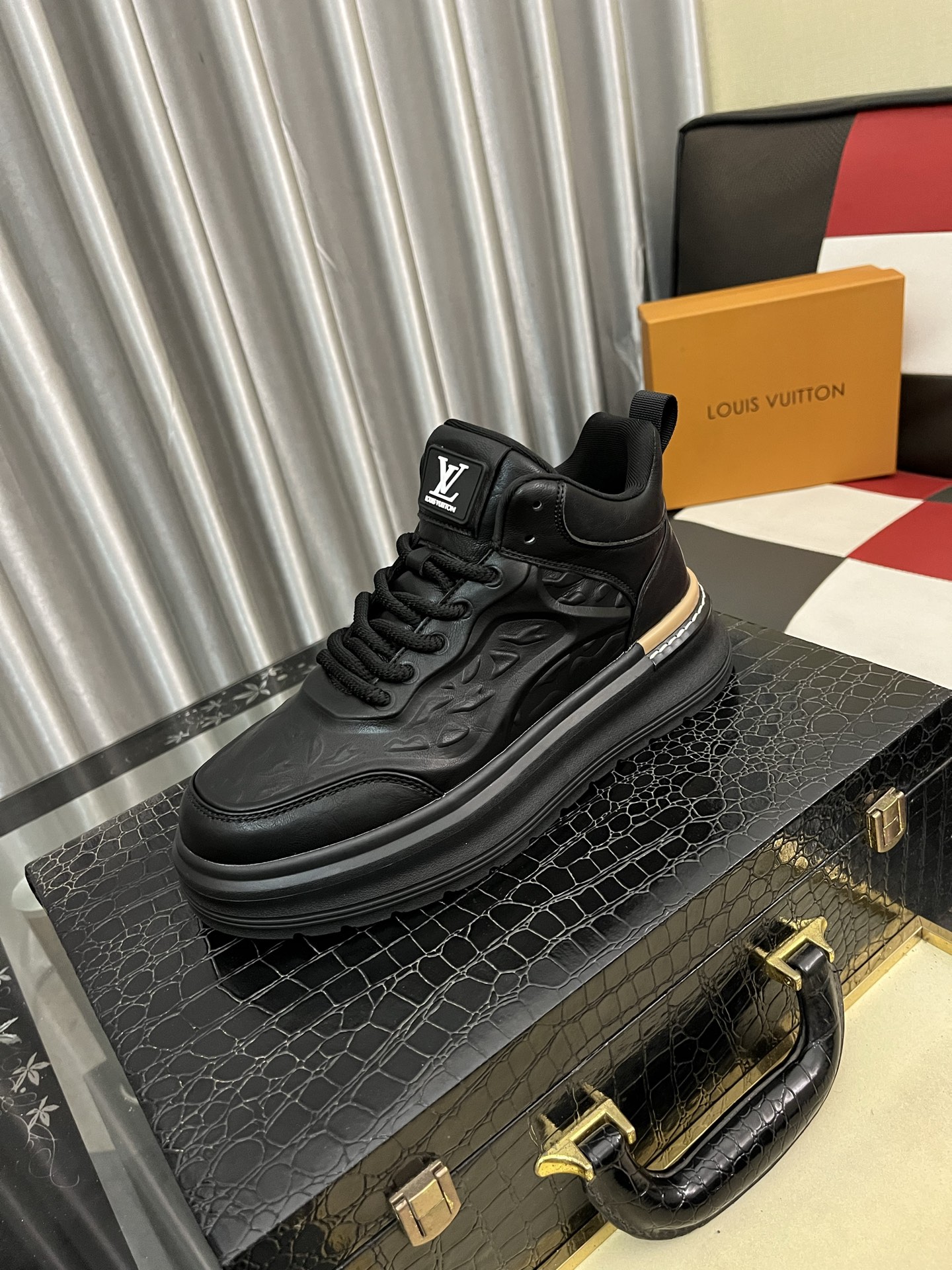 NO:663842,'Loui* Vuitto*' LV's new Gaobang sports and casual shoes, imported first-layer cowhide and imported sheepskin lining, are high-end and comfortable, and the original outsole is light and wear-resistant!  Purely handmade, details determine quality!  Sizes 38-442 colors available, louis vuitton, louis vuitton, cowhide, sheepskin19860909《Loui* Vuitto*》LV新款高邦运动休闲鞋 进口头层牛皮进口羊皮内里高档舒适,原版大底轻盈耐磨！纯手工制作,细节决定品质！码数38-442色可选,,louis vuitton,louis vuitton,cowhide,sheepskin,Men's shoes